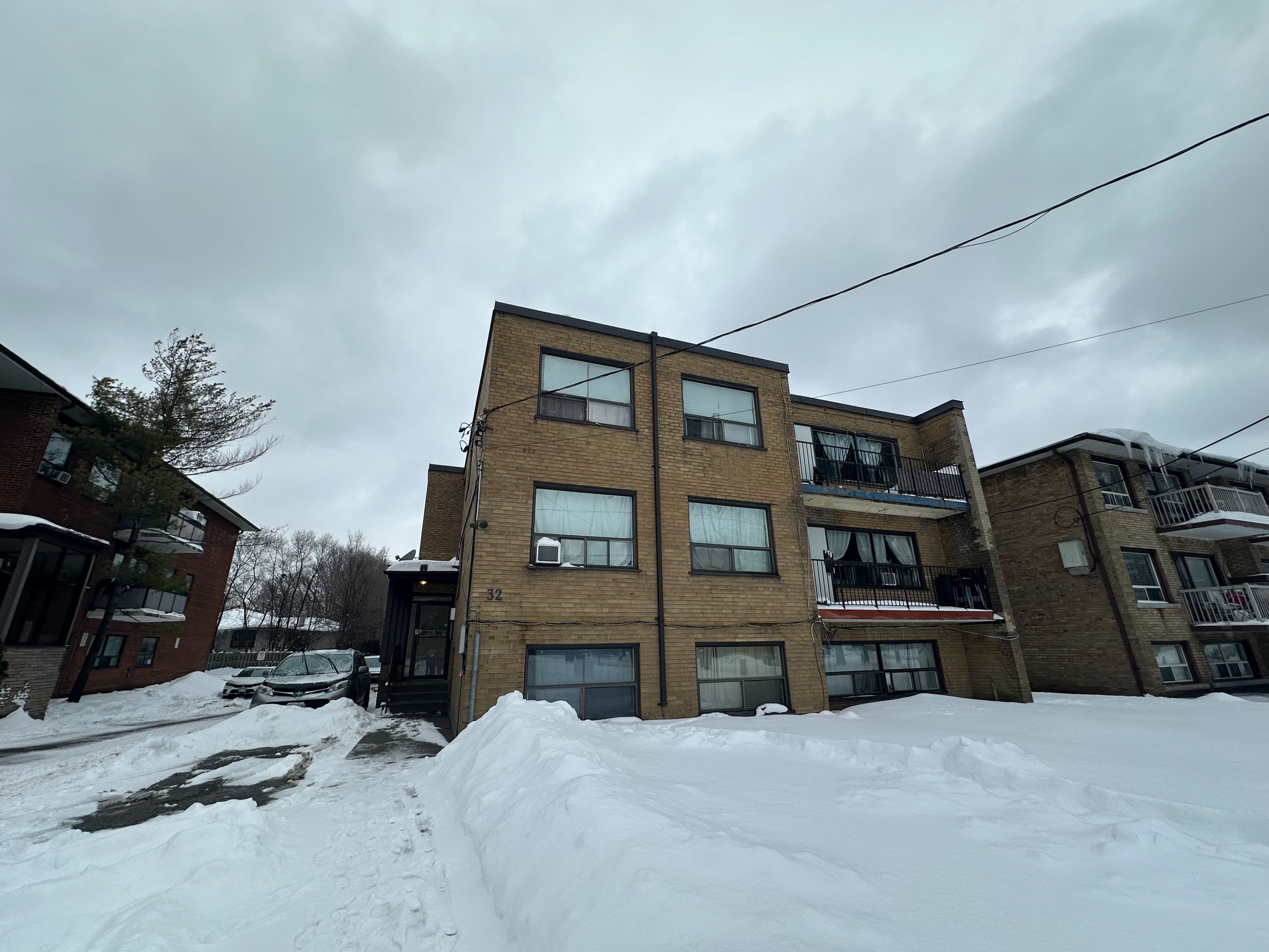 32 Hotspur Road 9, Toronto C04, ON M6A 1X6