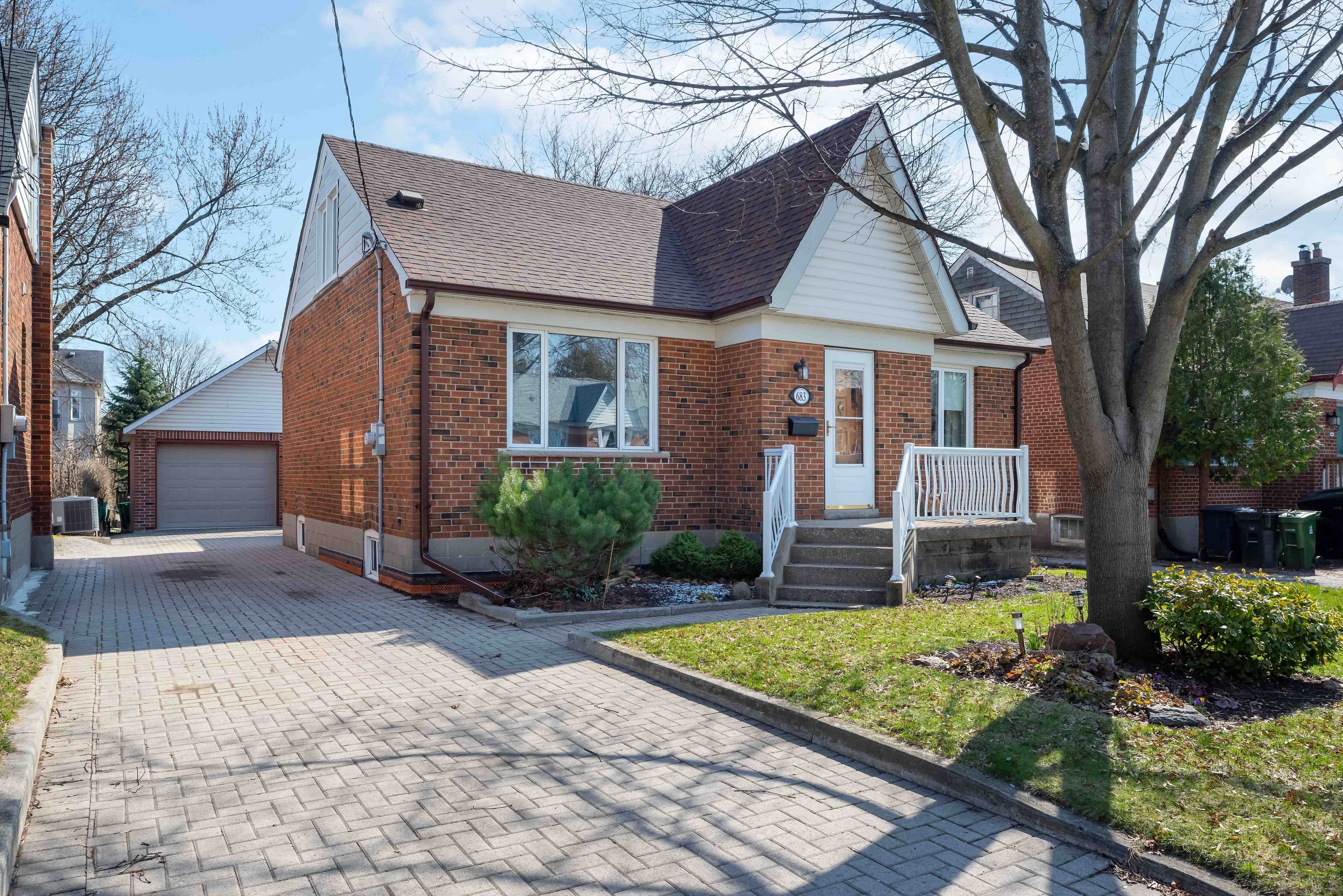 683 Glengrove Avenue, Toronto W04, ON M6B 2J2