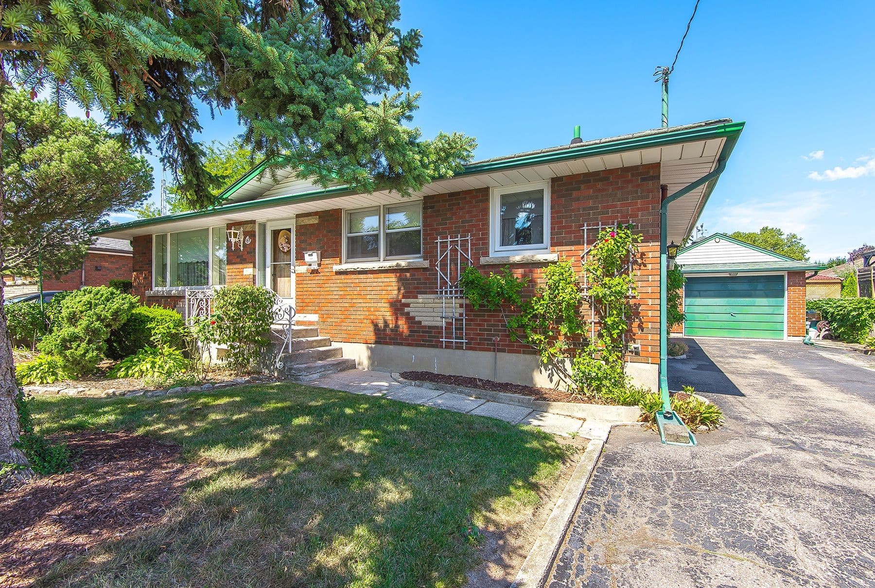 9 Hawthorne Avenue, St. Catharines, ON L2M 6A8