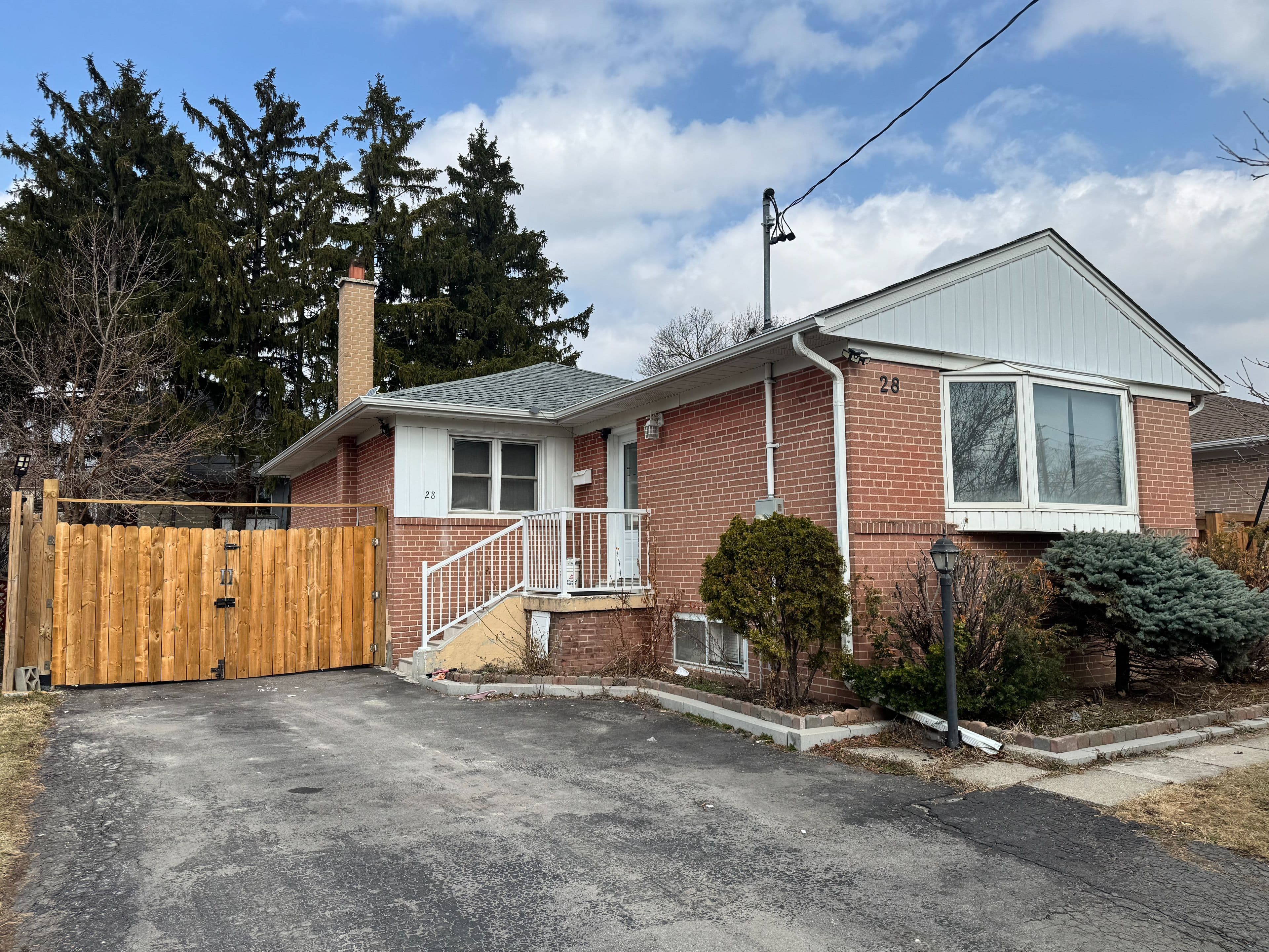 28 Eringate Drive, Toronto W08, ON M9C 3Y7