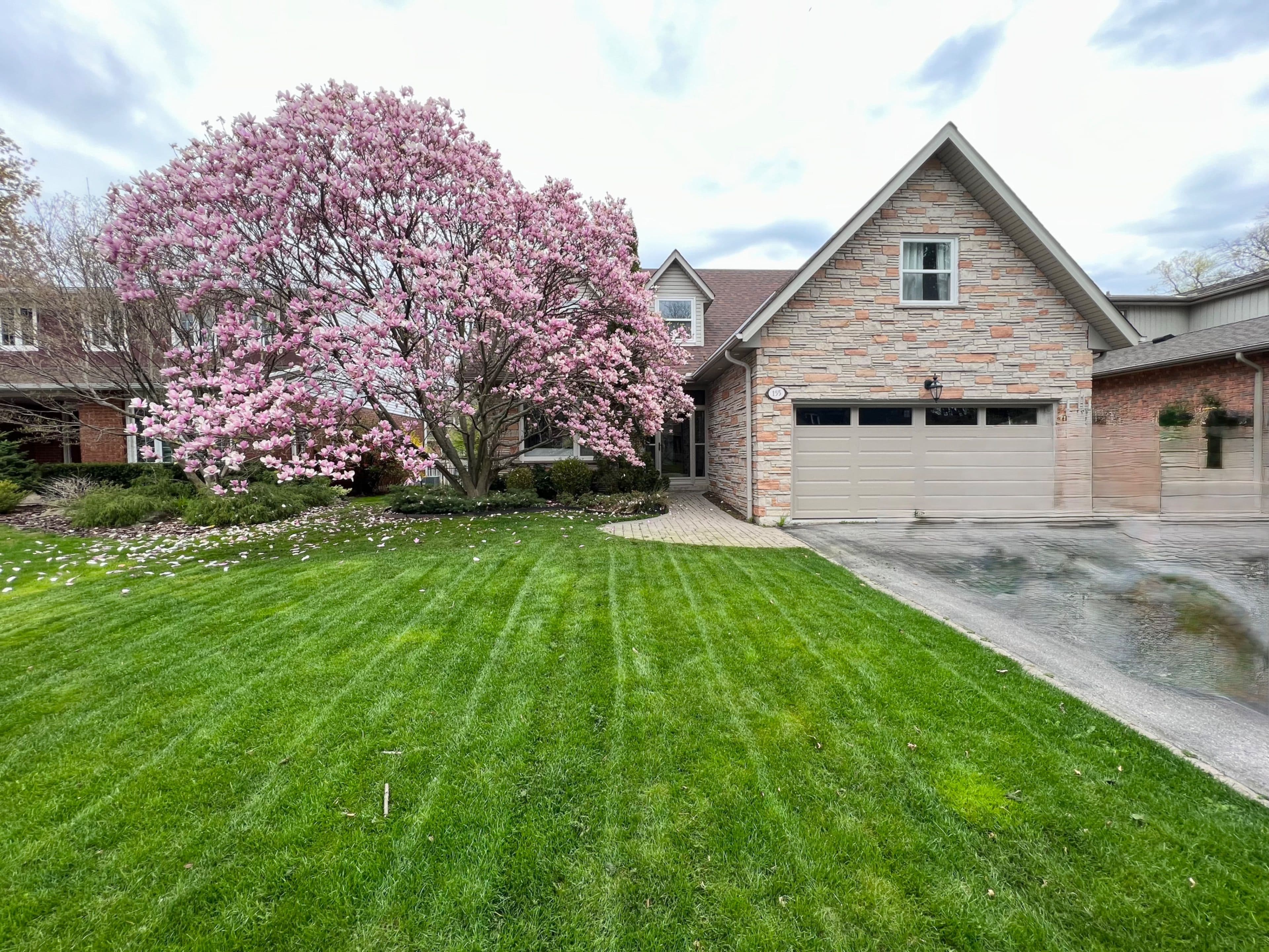 155 Cheverie Street, Oakville, ON L6J 6C3