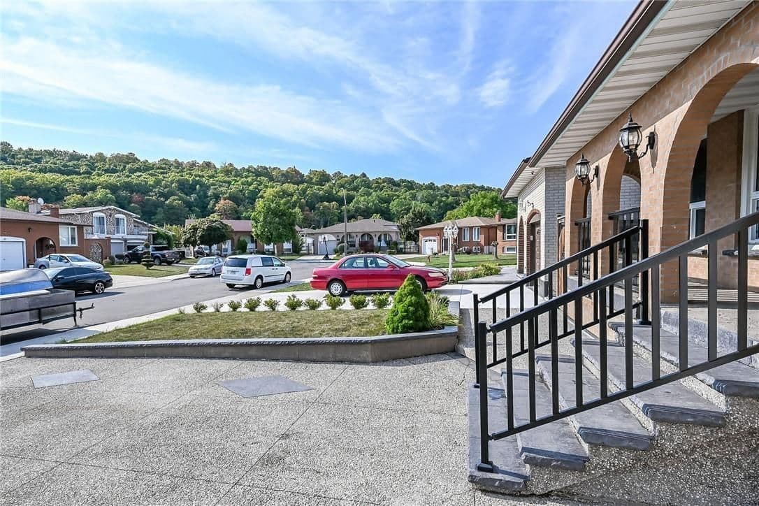 28 Tara Court, Hamilton, ON L8K 6E6