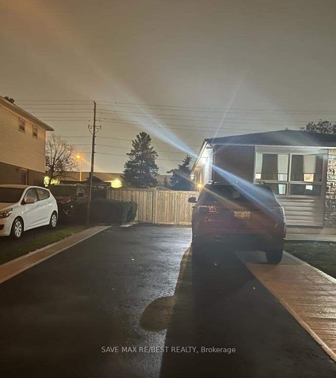 18 Finsbury Drive (Bsmt), Brampton, ON L6T 3P9