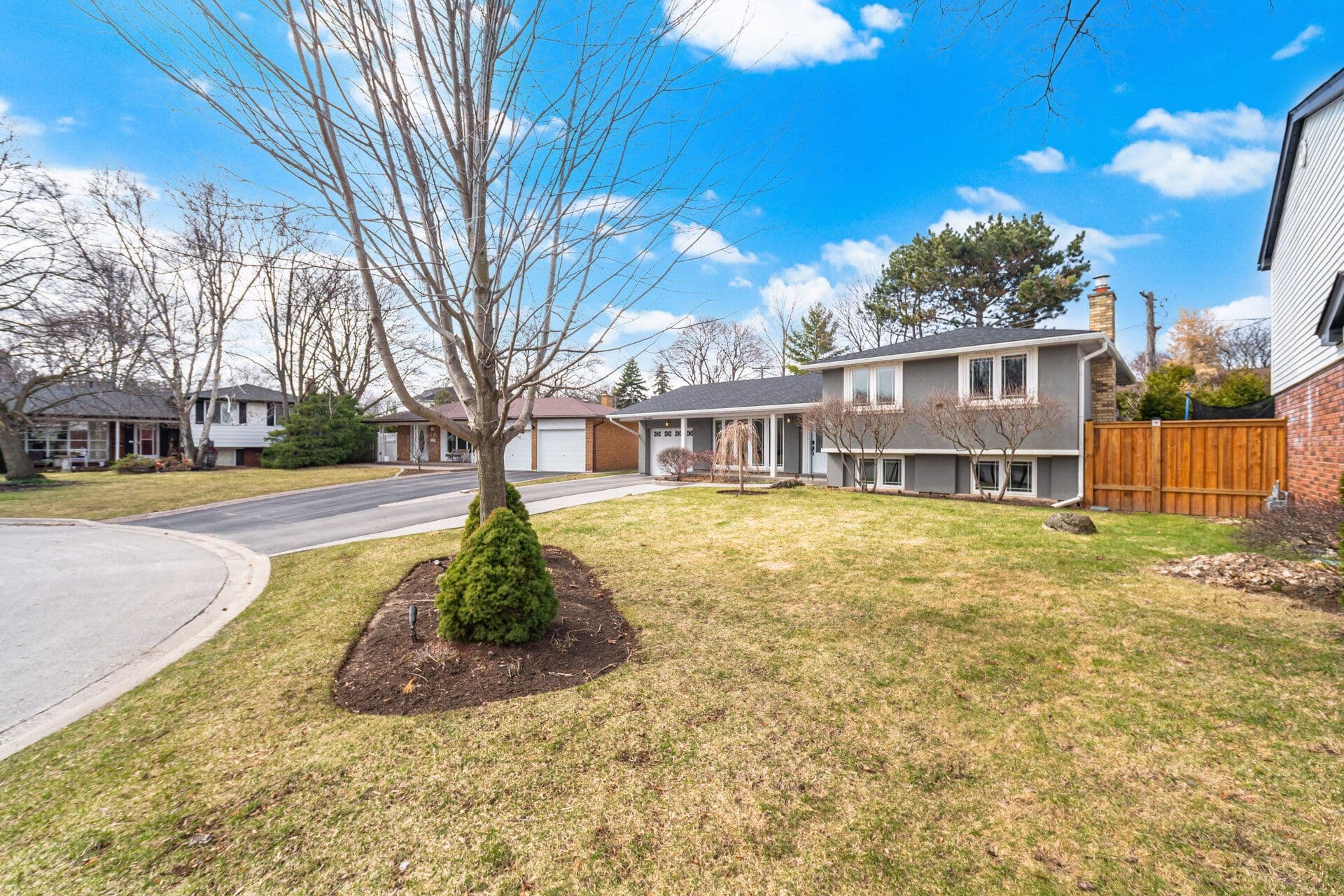 225 Barrymore Court, Burlington, ON L7T 1B7