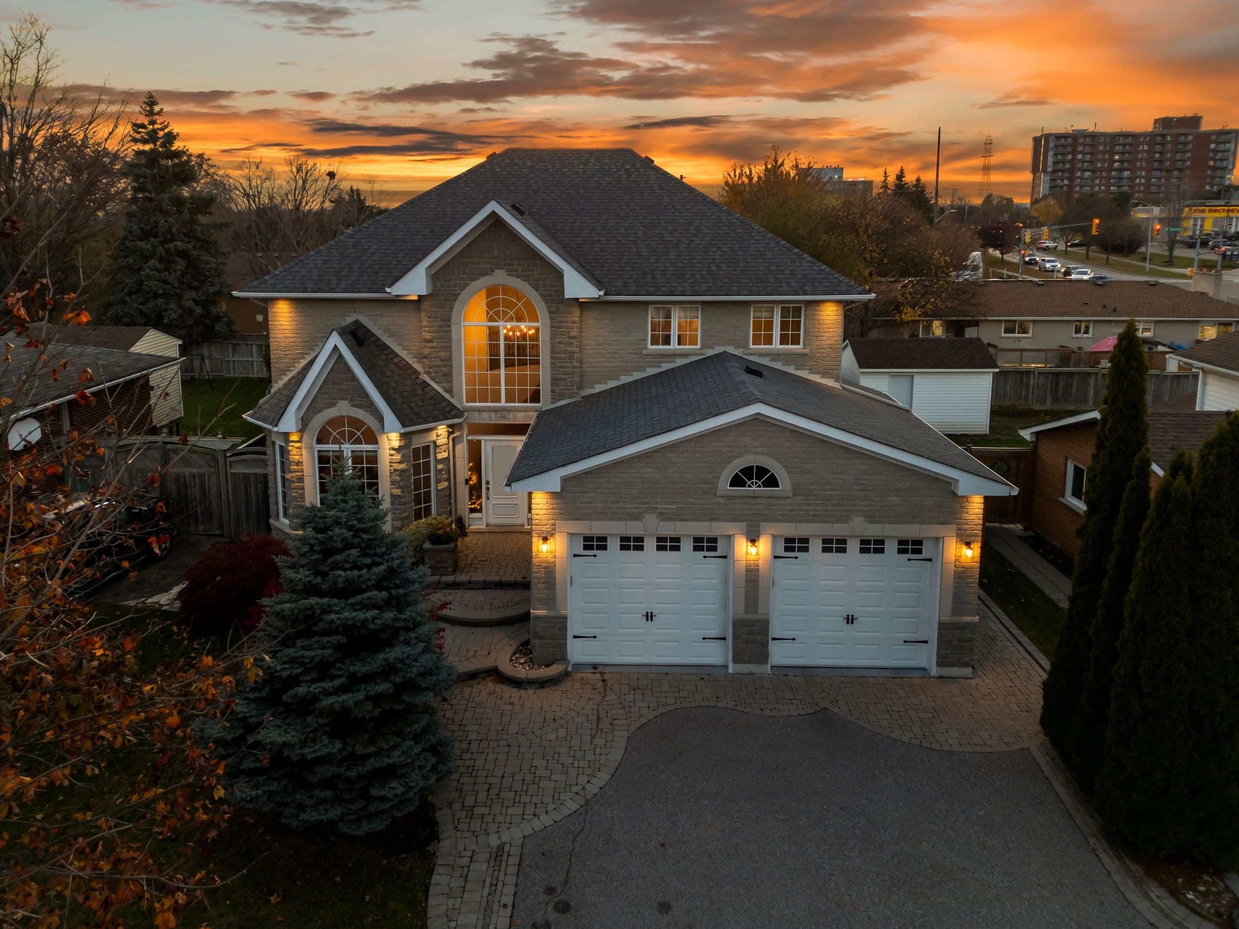 70 Applewood Crescent, Whitby, ON L1N 2E6