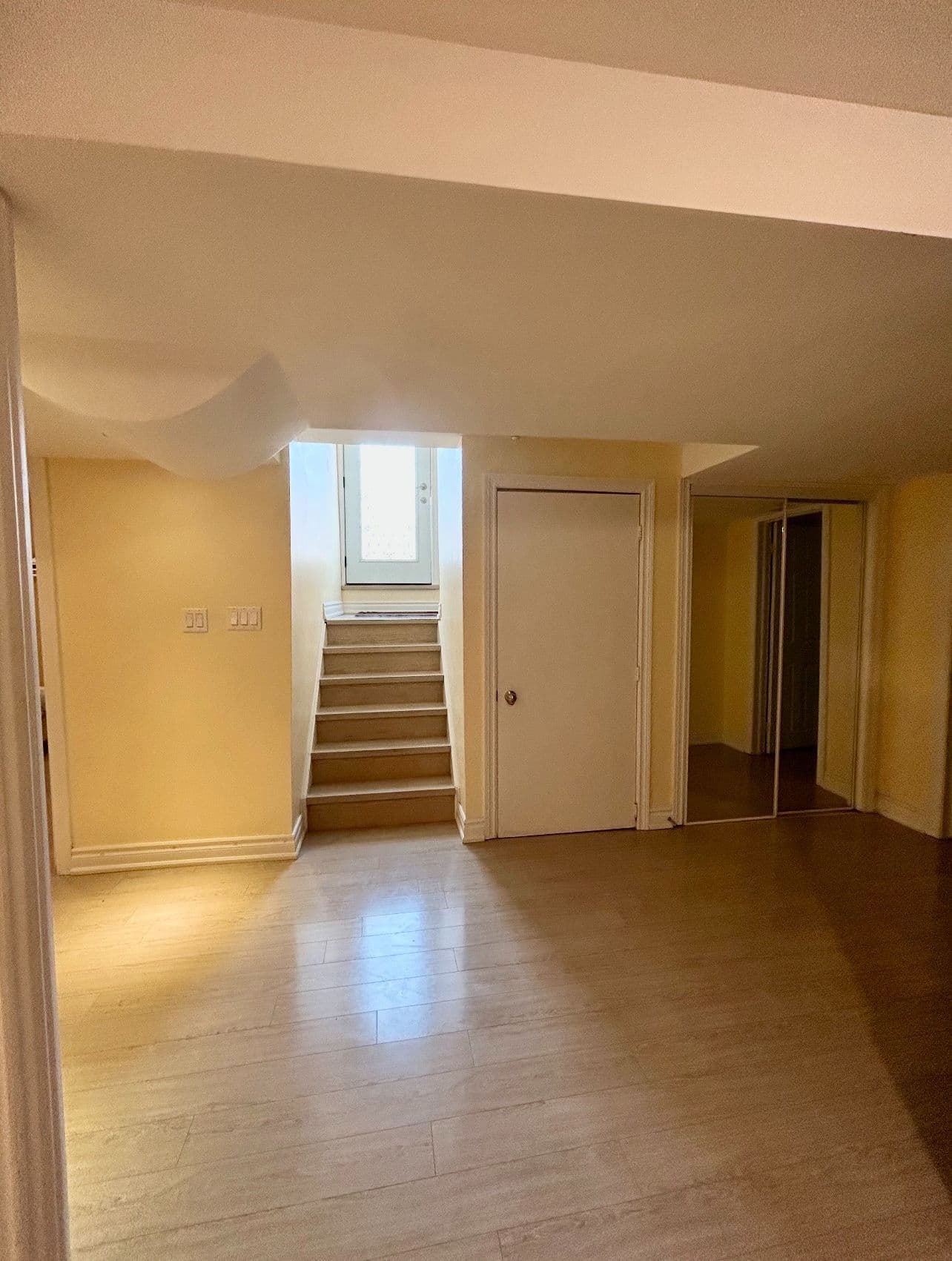 23 Robert Attersley Drive E 2, Whitby, ON L1R 3E3