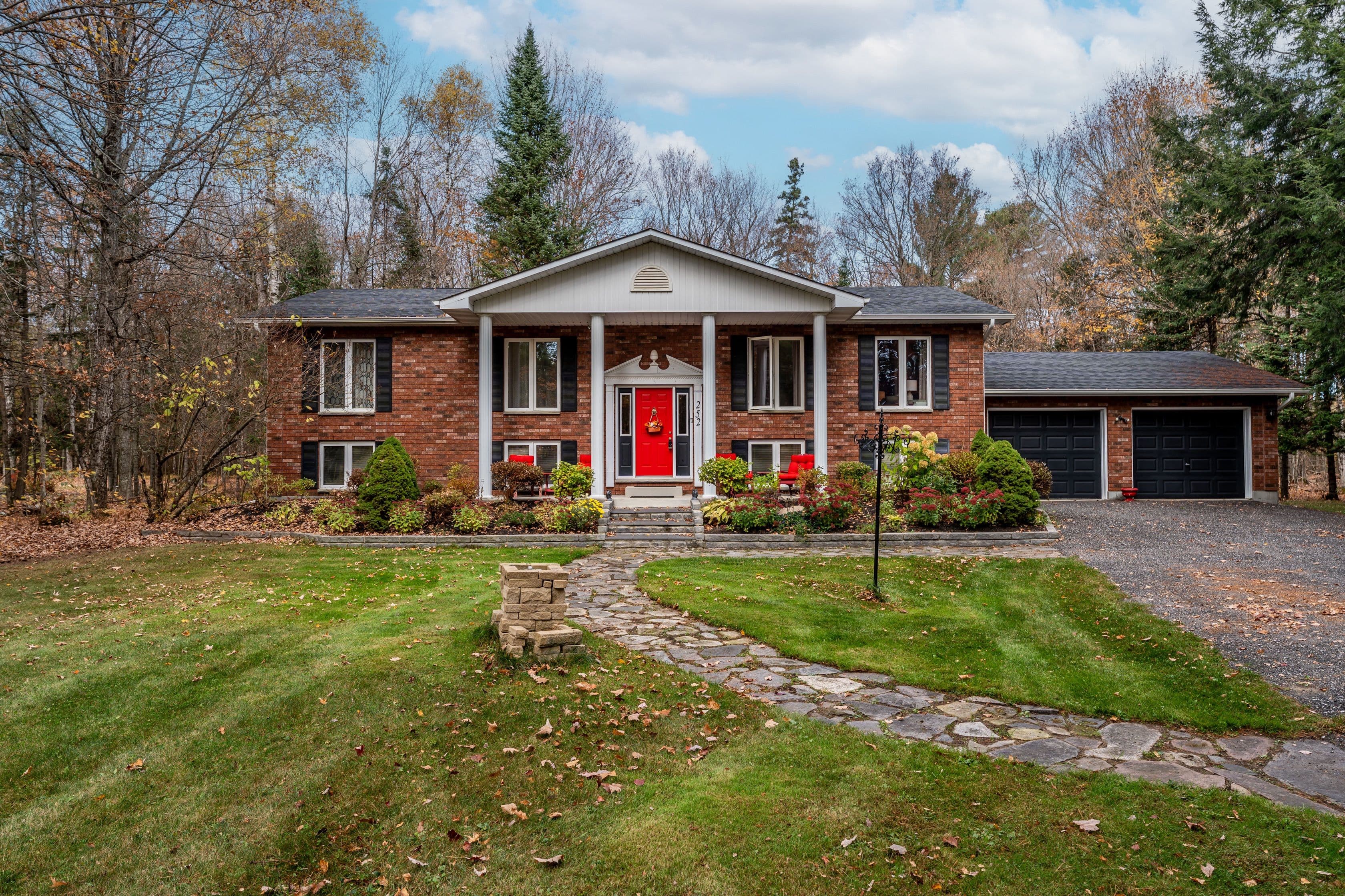 252 Fowlers Road, Huntsville, ON P1H 0J8