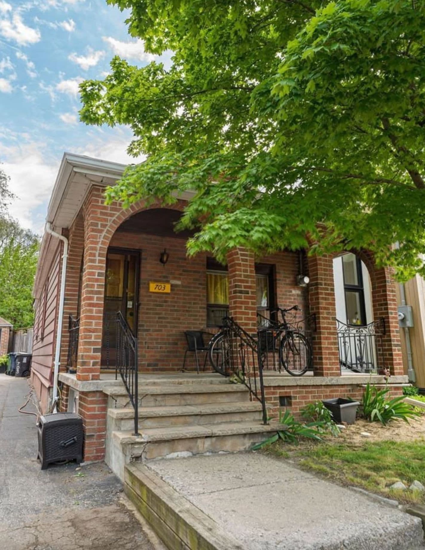 703 Willard Avenue, Toronto W02, ON M6S 3S7