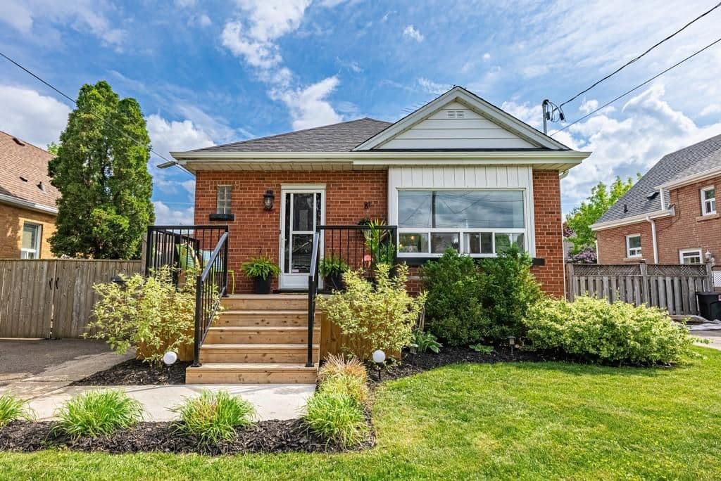 42 Sharon Avenue, Hamilton, ON L8T 1E3
