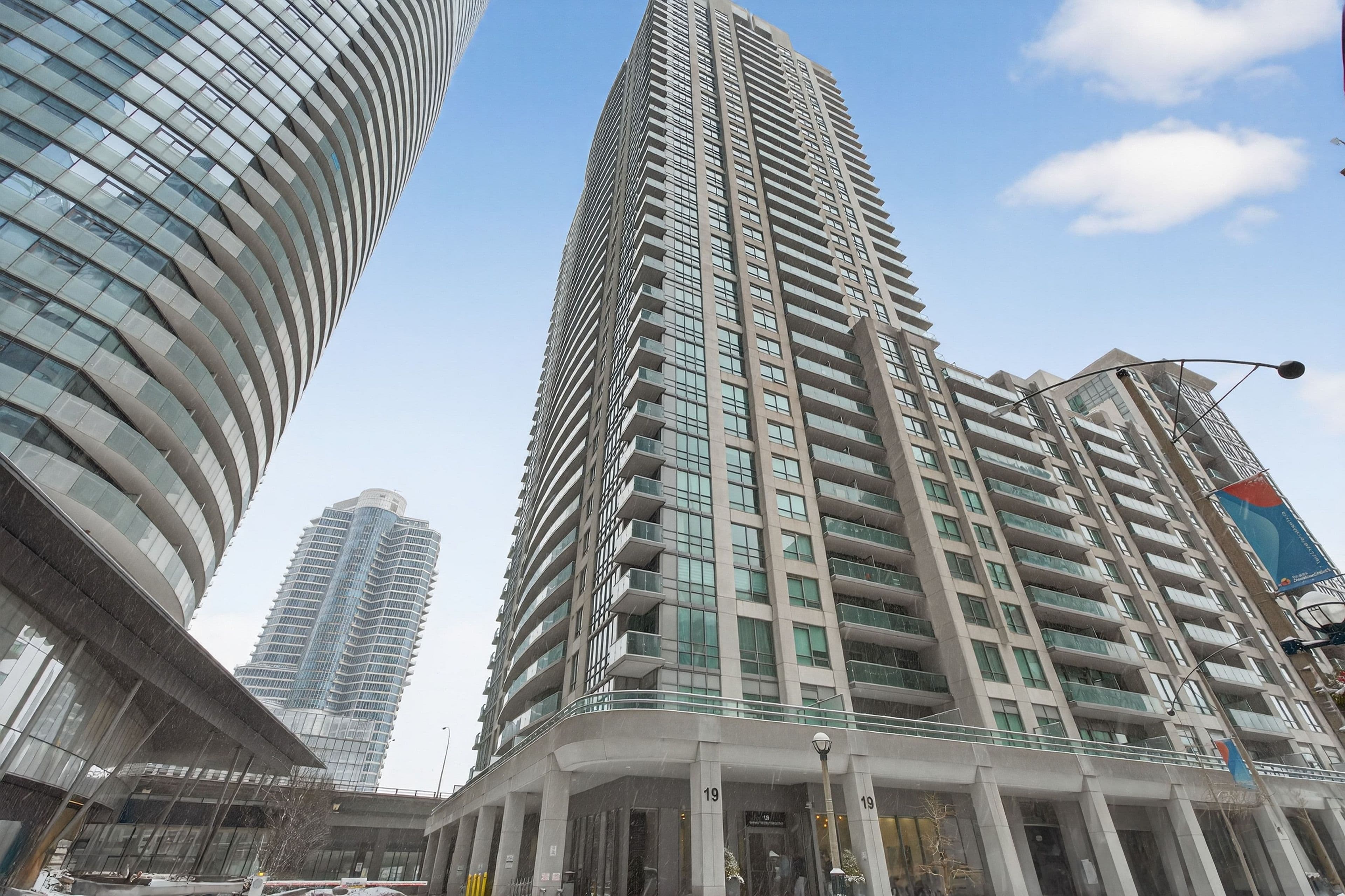 19 Grand Trunk Crescent 2205, Toronto C01, ON M5J 3A3