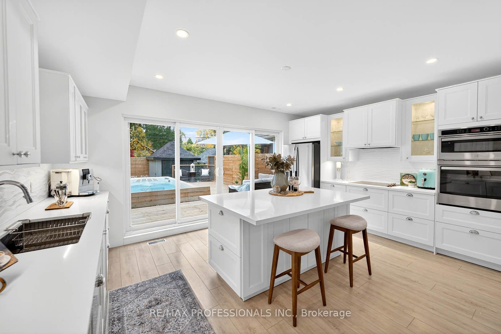 22 Ninth Street, Toronto W06, ON M8V 3E3