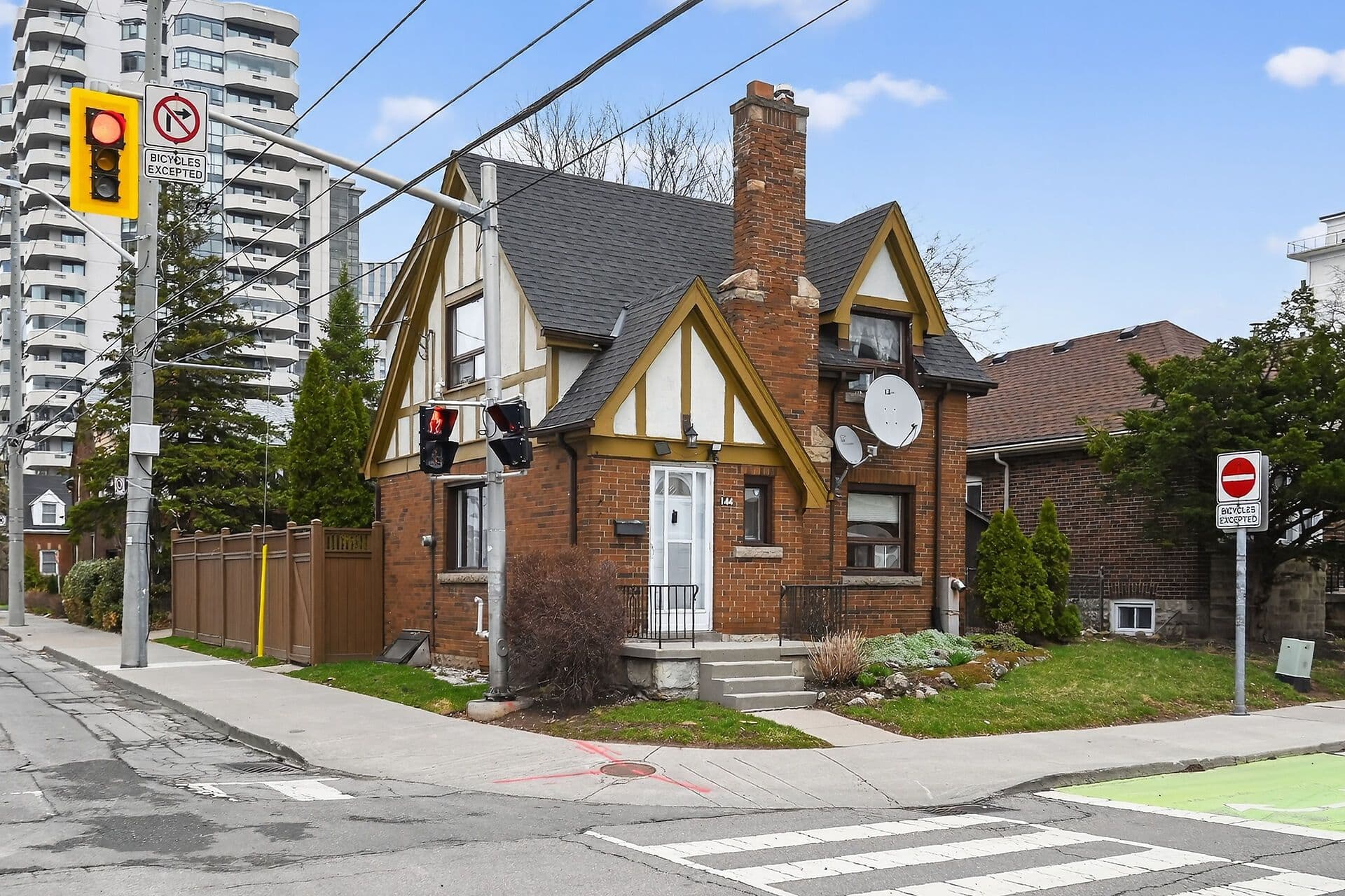 144 Hunter Street W, Hamilton, ON L8P 1R1