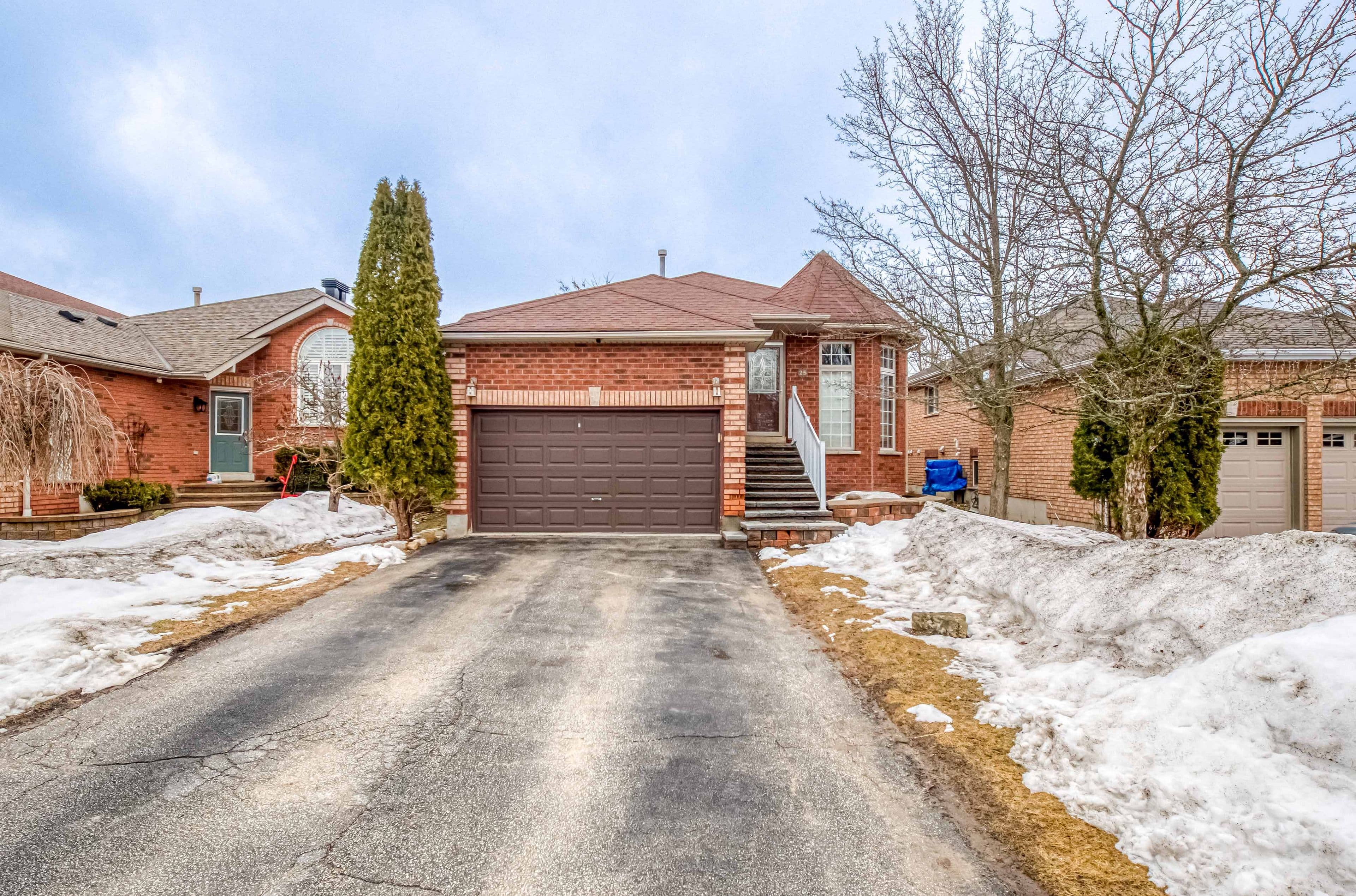 25 Crompton Drive, Barrie, ON L4M 6N1