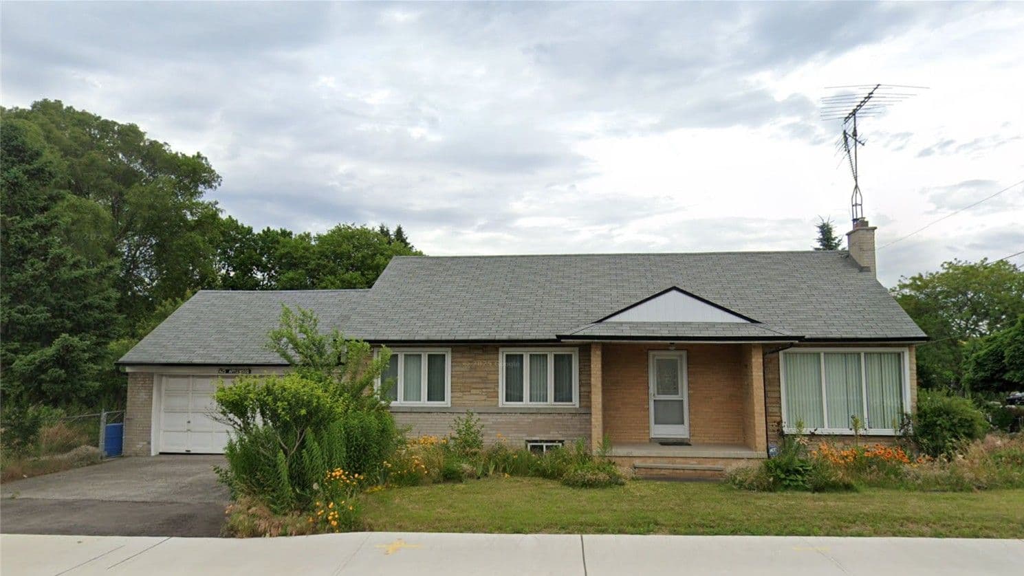 1625 Applewood Road, Mississauga, ON L5E 2M2