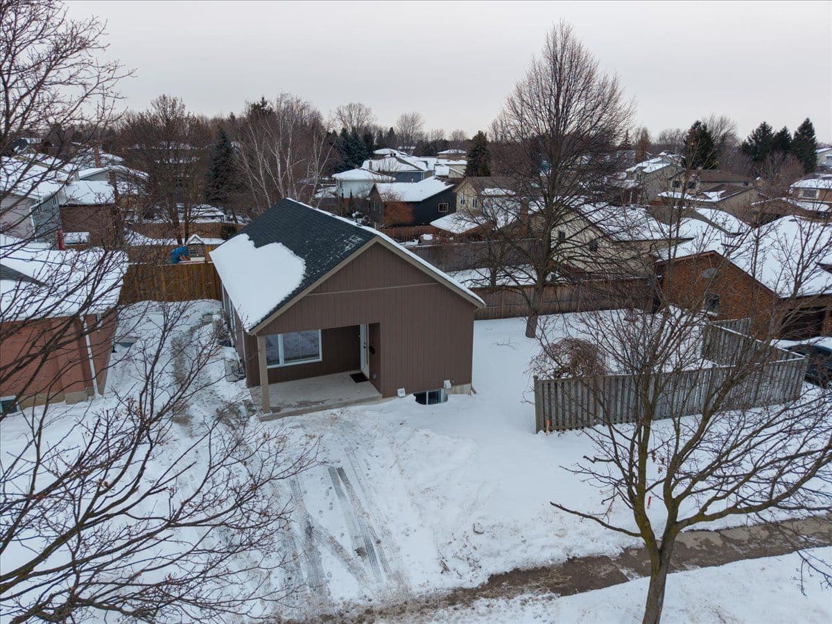 2 Pipers Green Court 3, Kitchener, ON N2E 3C6