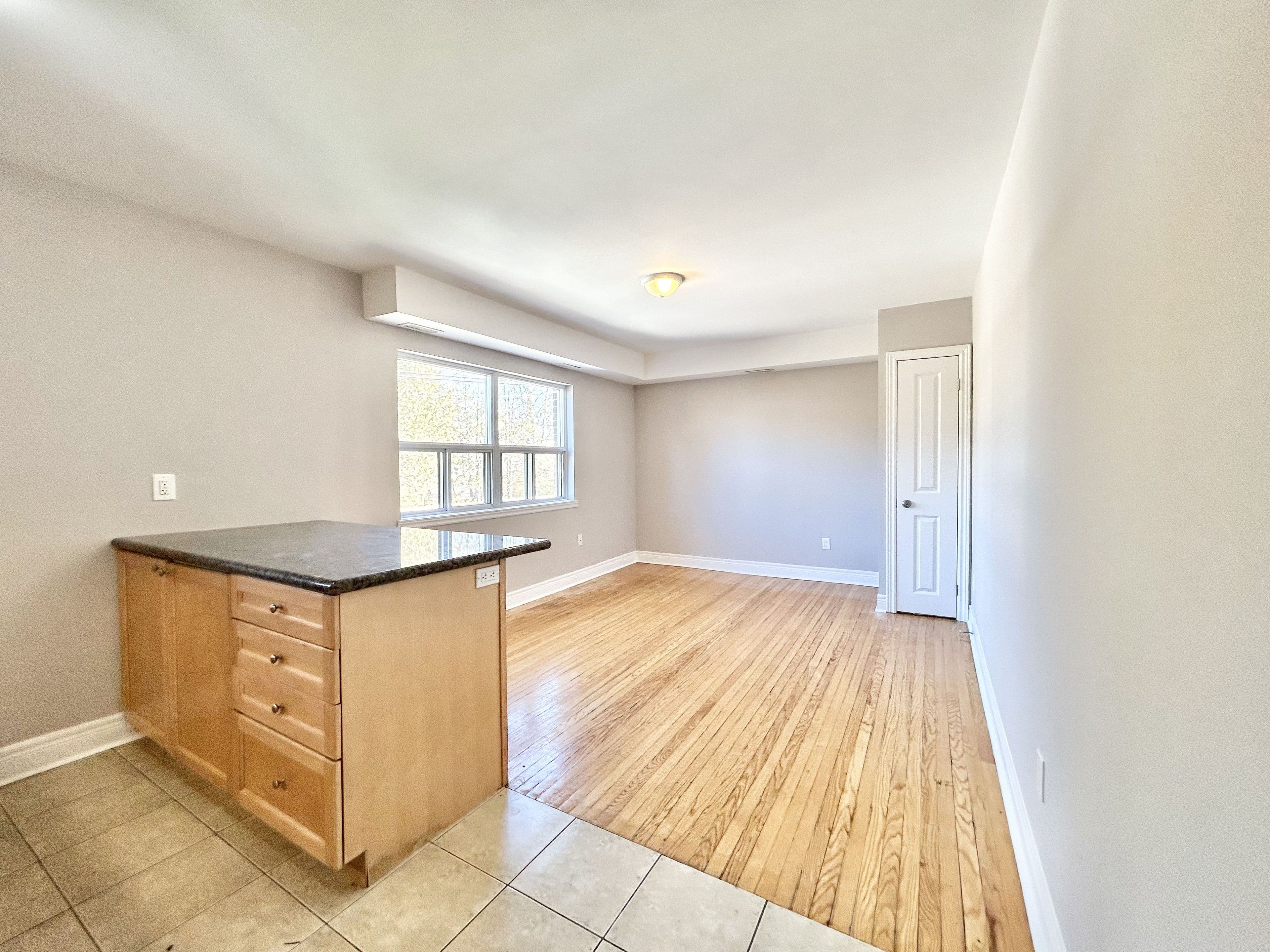 9 Thirty Third Street 211, Toronto W06, ON M8W 3G7