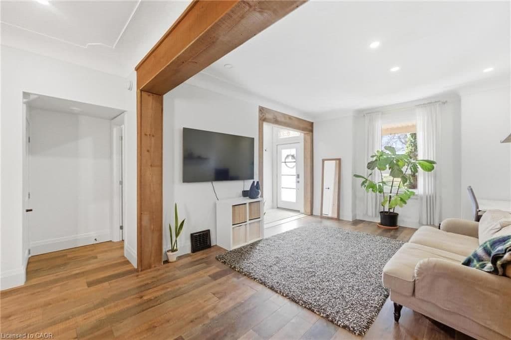 47 Wood Street E, Hamilton, ON L8L 3Y2