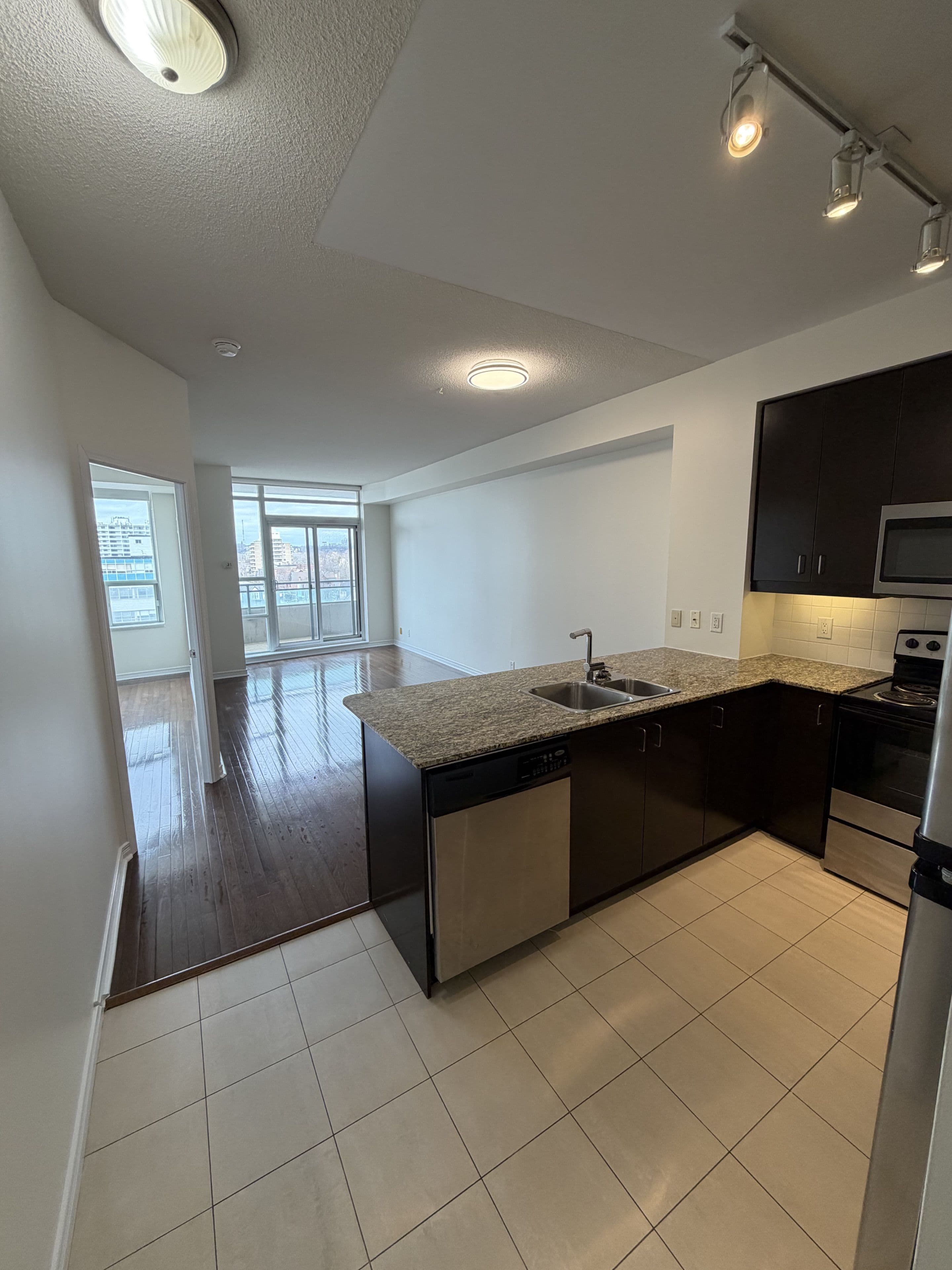 736 Spadina Avenue 806, Toronto C01, ON M5S 2J6