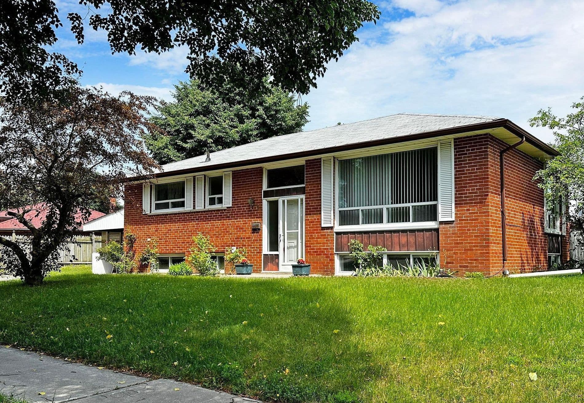 1 Applefield Drive Lower, Toronto E09, ON M1P 3X8