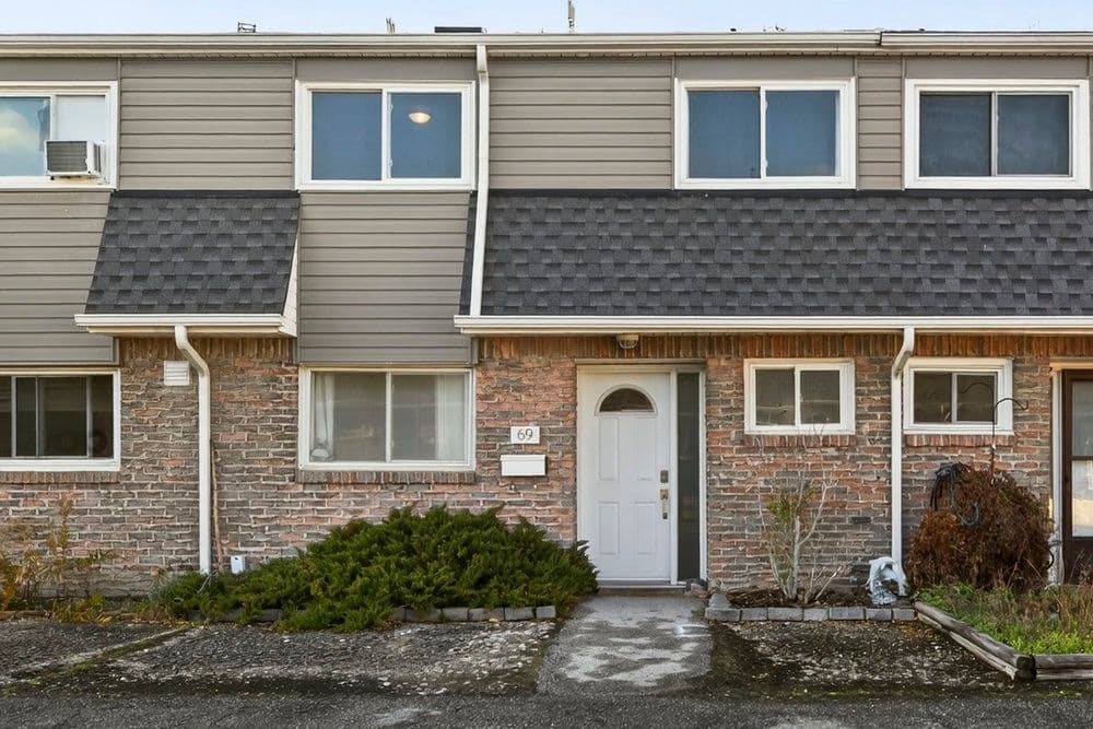 2050 Upper Middle Road 69, Burlington, ON L7P 3R9