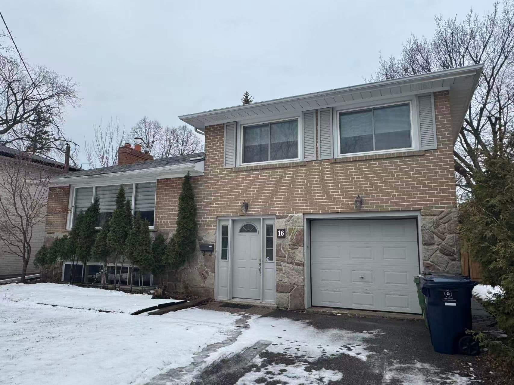 16 Whitelock Crescent, Toronto C15, ON M2K 1V8