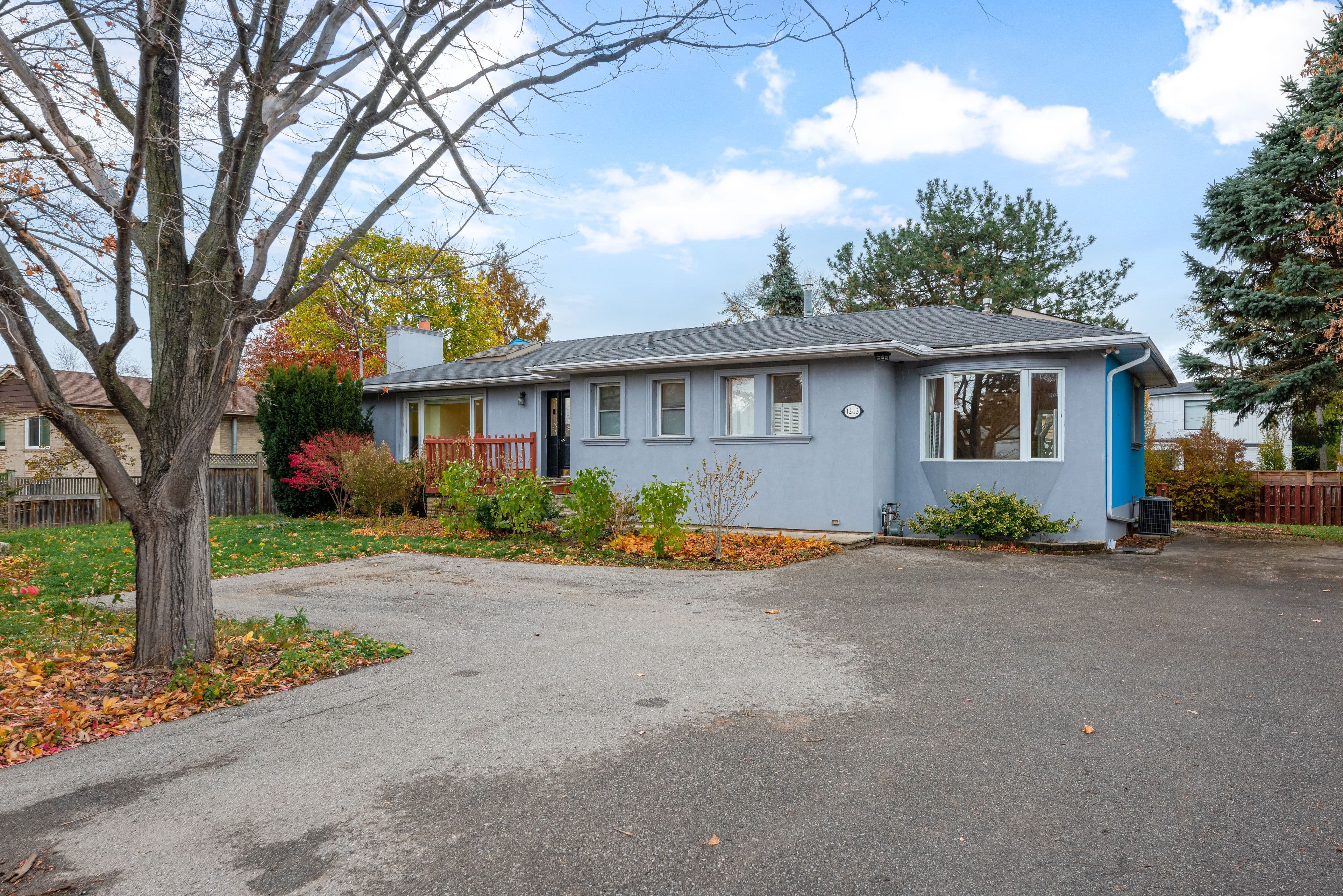 1242 Rebecca Street, Oakville, ON L6L 1Z2