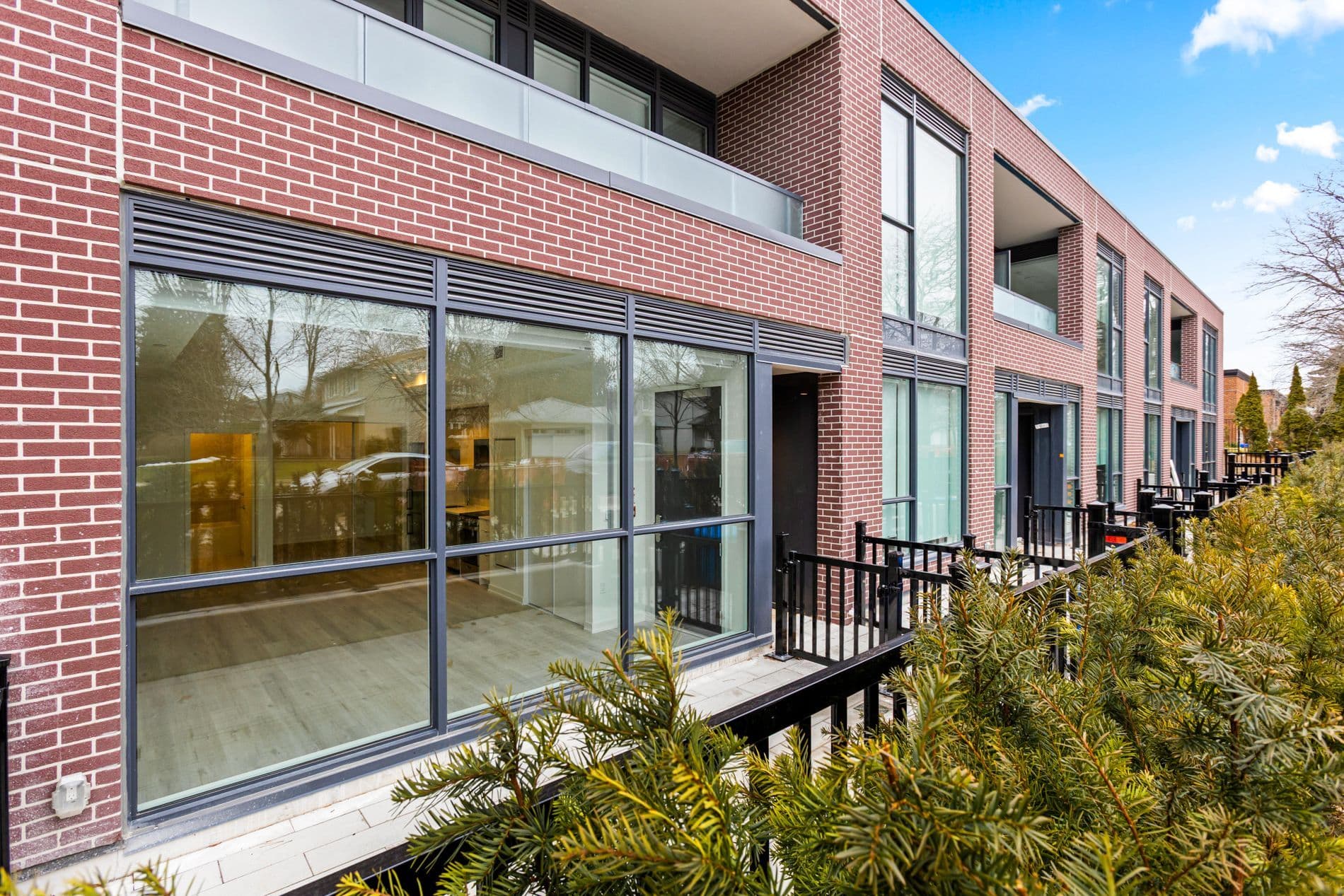 45 Broadfield Drive W 112, Toronto W08, ON M9C 0E3