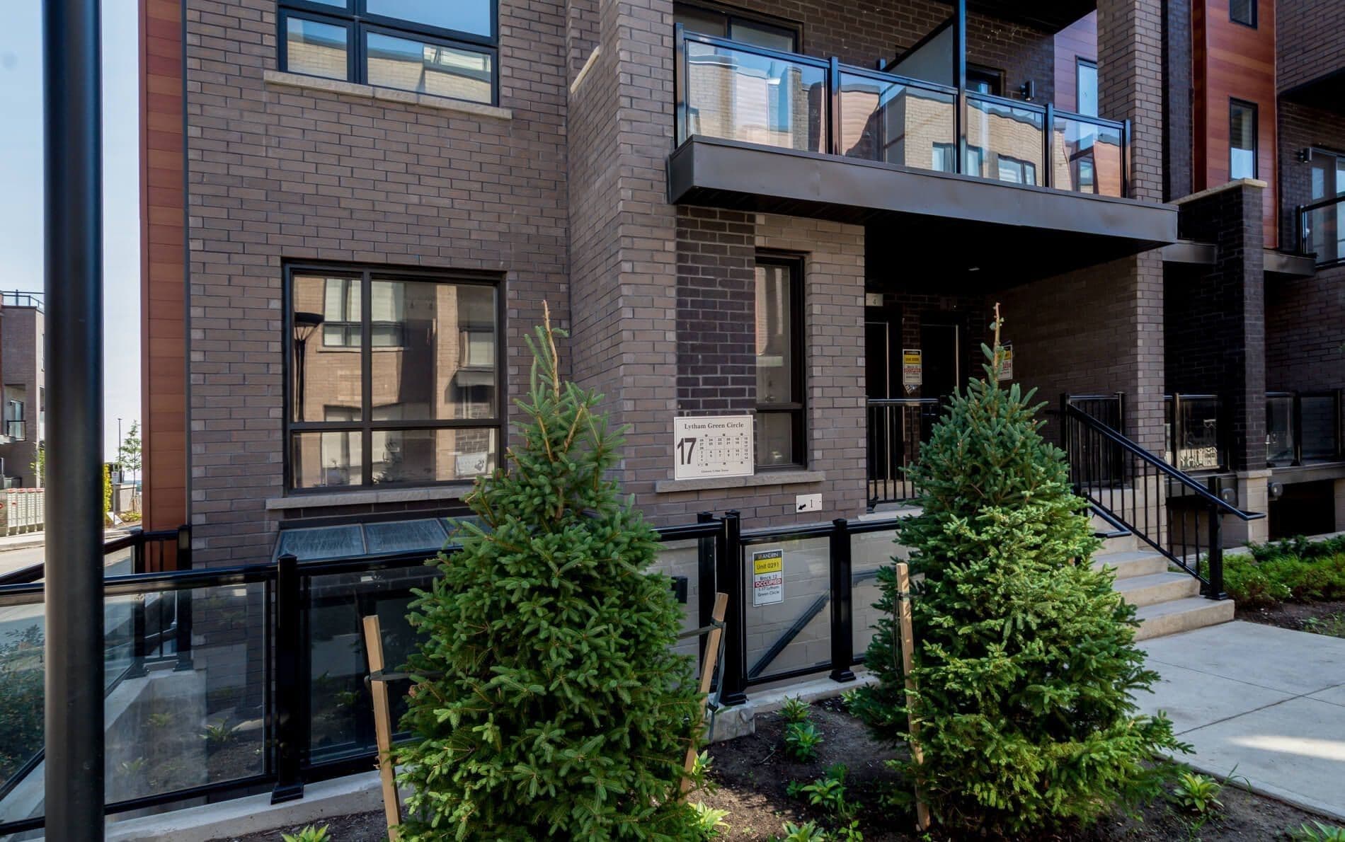 17 Lytham Green Circle Circle 2, Newmarket, ON L3Y 0H4