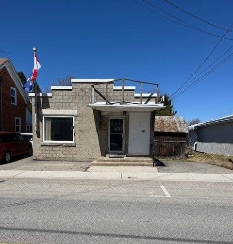 8 Main Street N, Rideau Lakes, ON K0G 1E0
