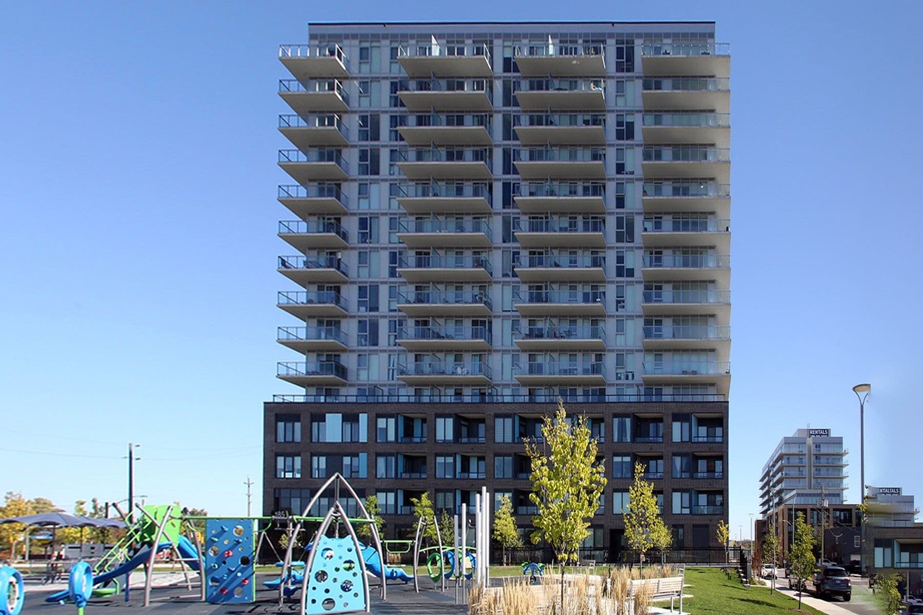 185 Deerfield Road 305, Newmarket, ON L3Y 0G7