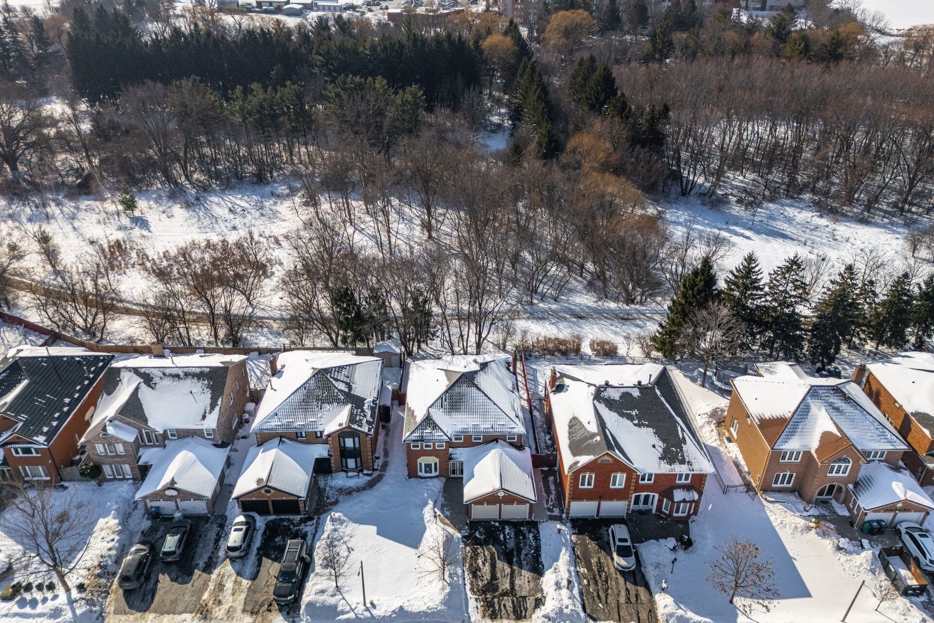 6 New London Court, Brampton, ON L6Y 4E4