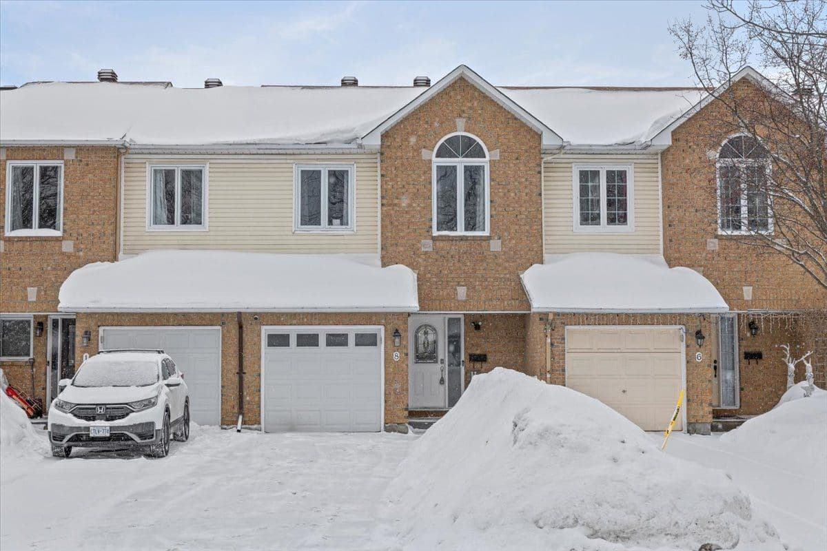 8 Crownridge Drive, Kanata, ON K2M 2M8
