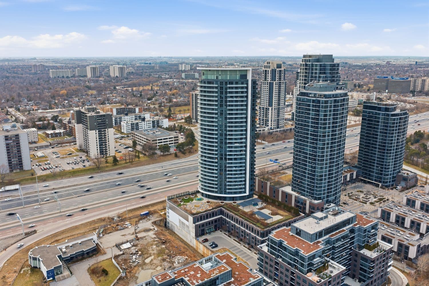 30 Gibbs Road 3107, Toronto W08, ON M9B 6L6