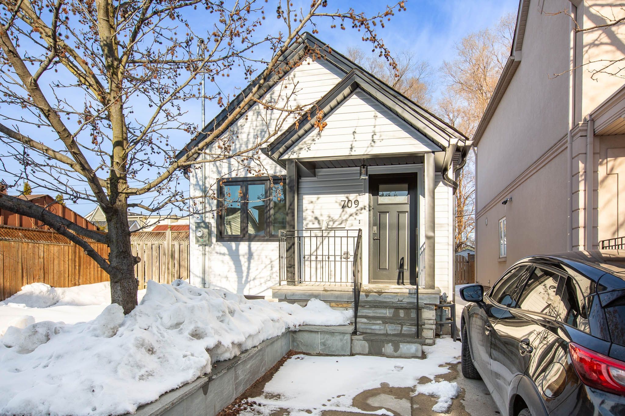 709 Willard Avenue Lower, Toronto W02, ON M6S 3S7