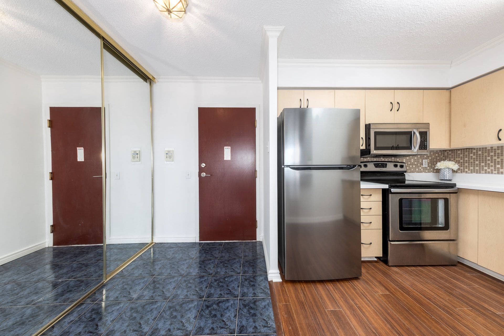 91 Townsgate Drive 711, Vaughan, ON L4J 8E8