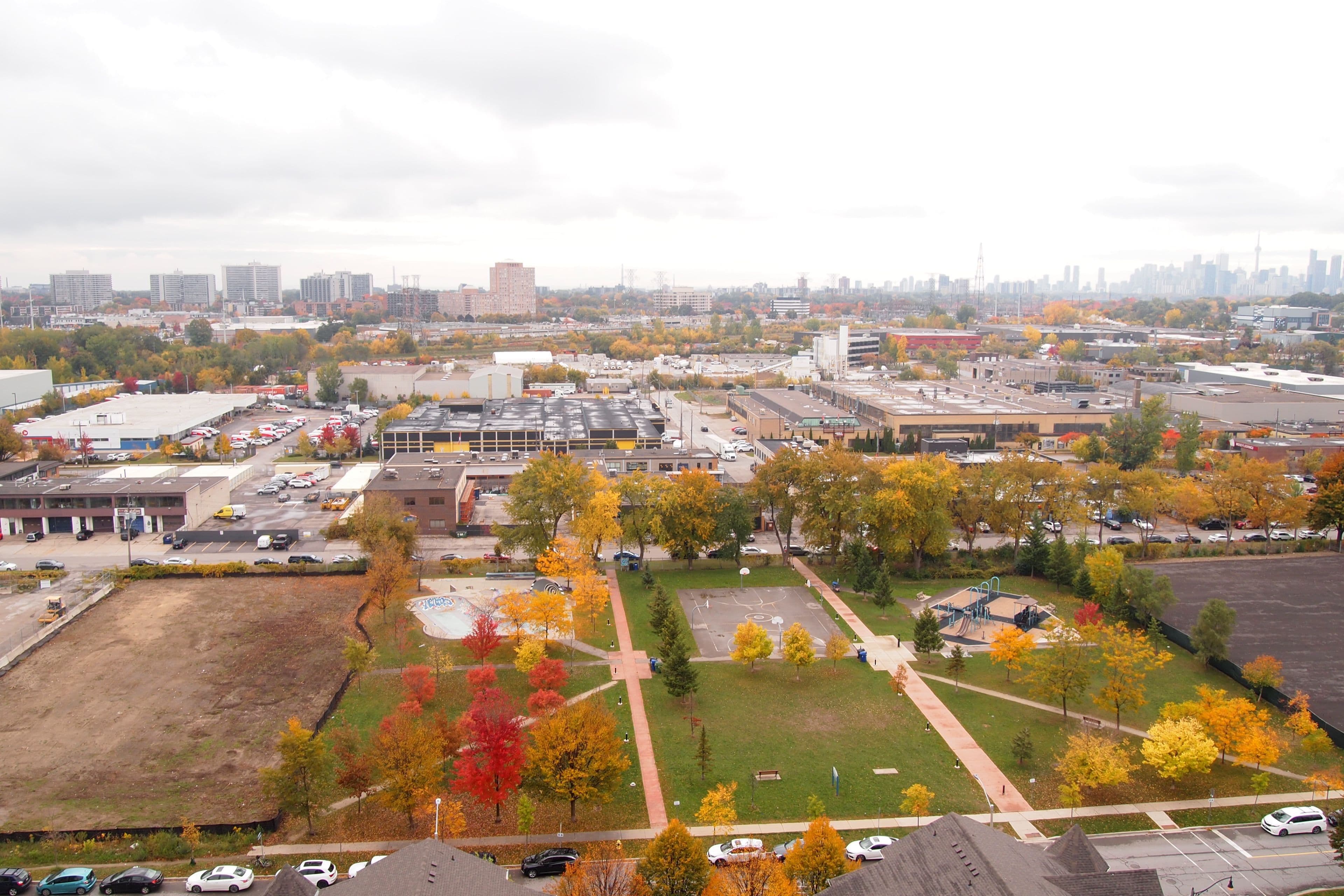 35 Brian Peck Crescent Lph 10, Toronto C11, ON M4G 0A5