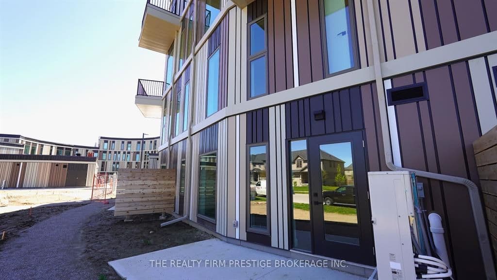 2082 Lumen Drive B118, London South, ON N6K 0L3