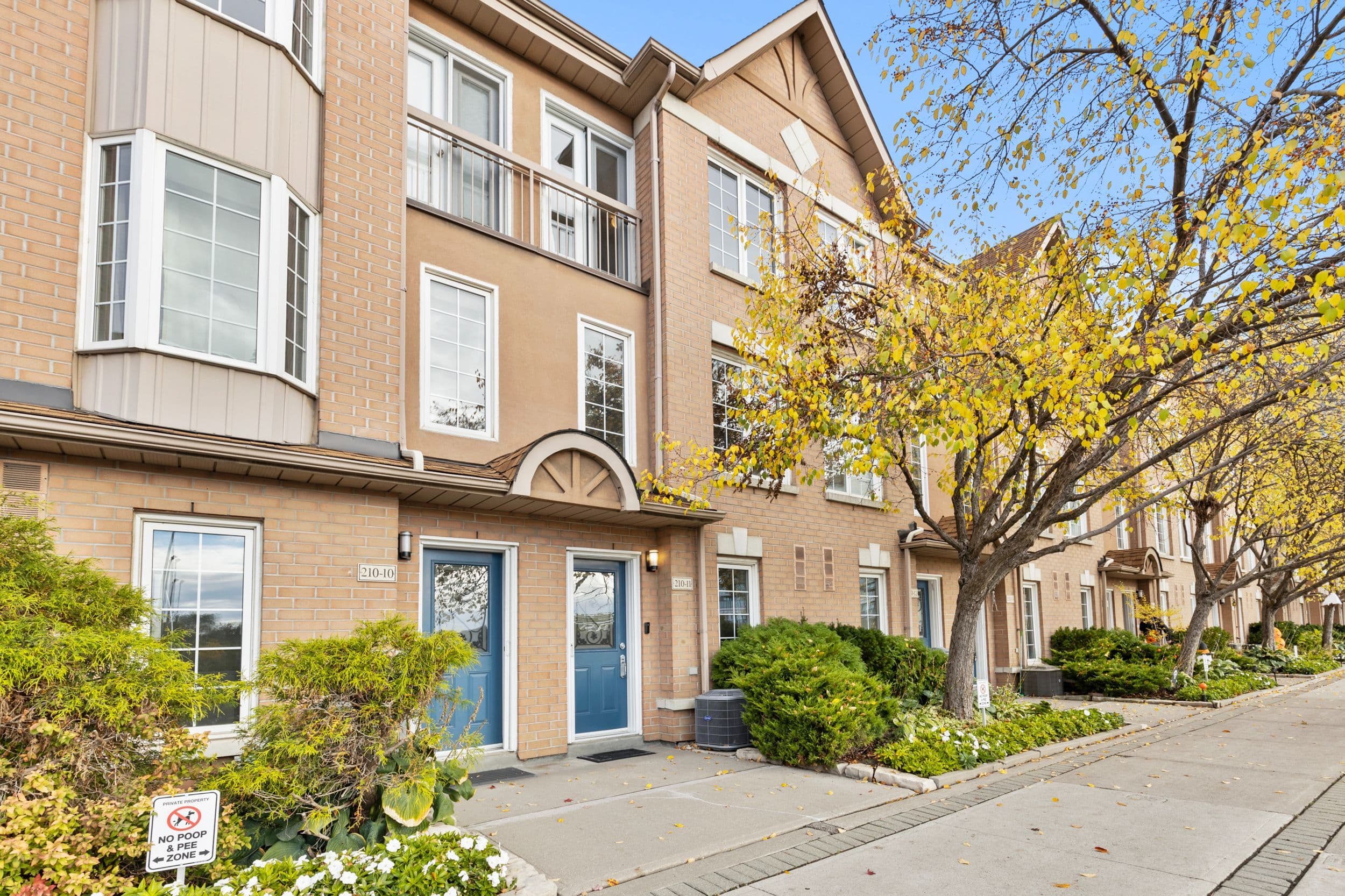 210 Manitoba Street 11, Toronto W06, ON M8Y 4G7