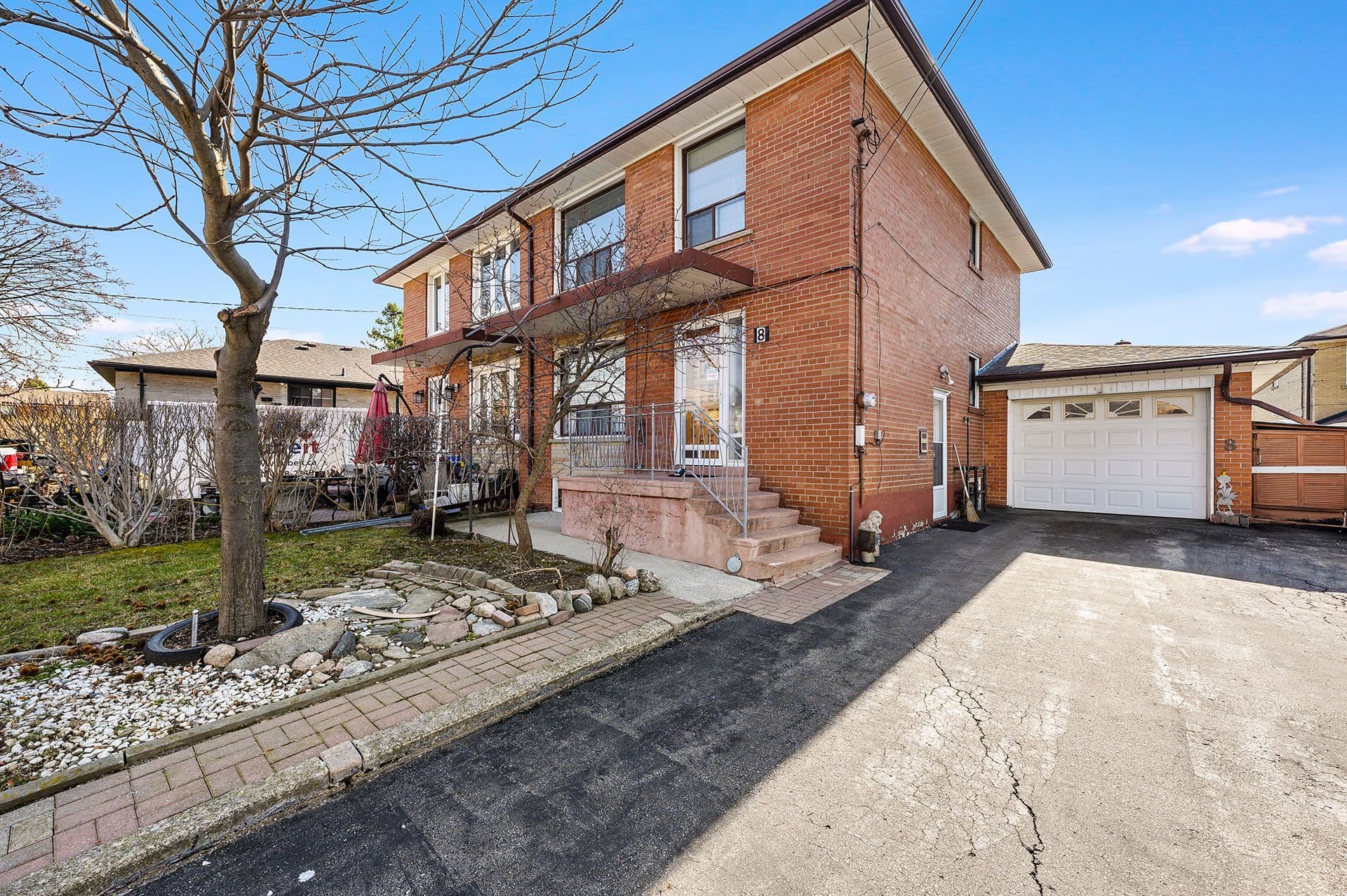 8 Sonnet Court, Toronto W04, ON M6L 1J7