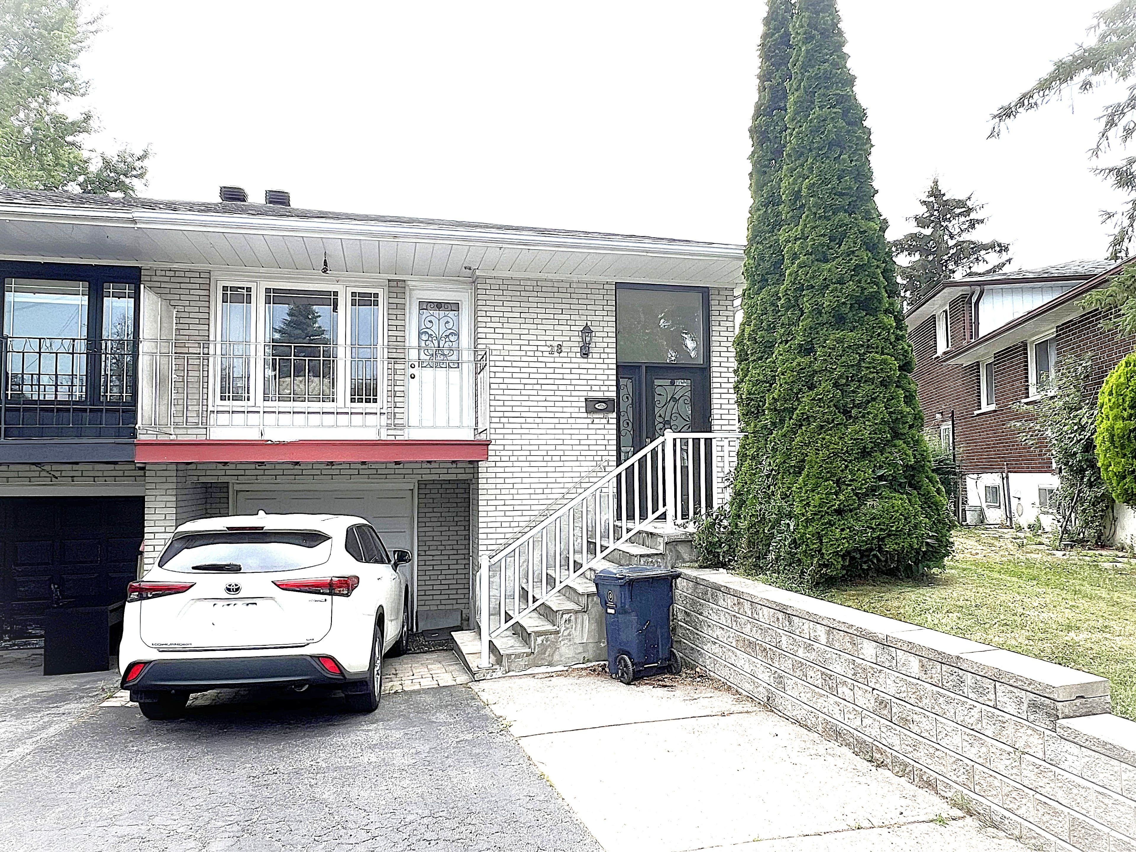 28 Greyhound Drive, Toronto C15, ON M2H 1K3