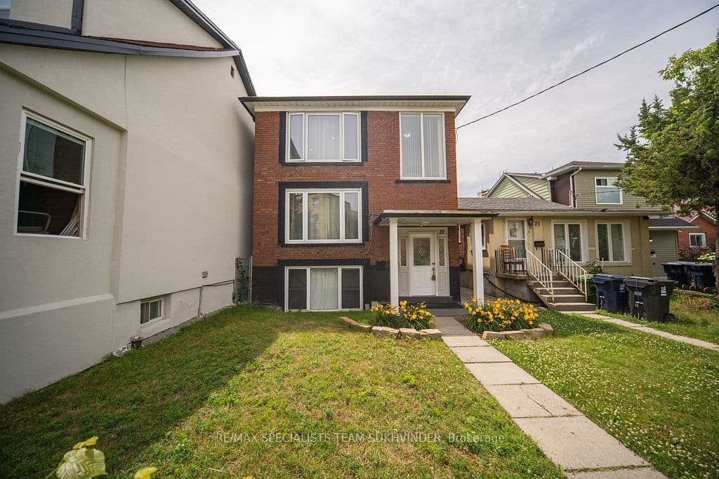 19 Buttonwood Avenue, Toronto W04, ON M6M 2H9