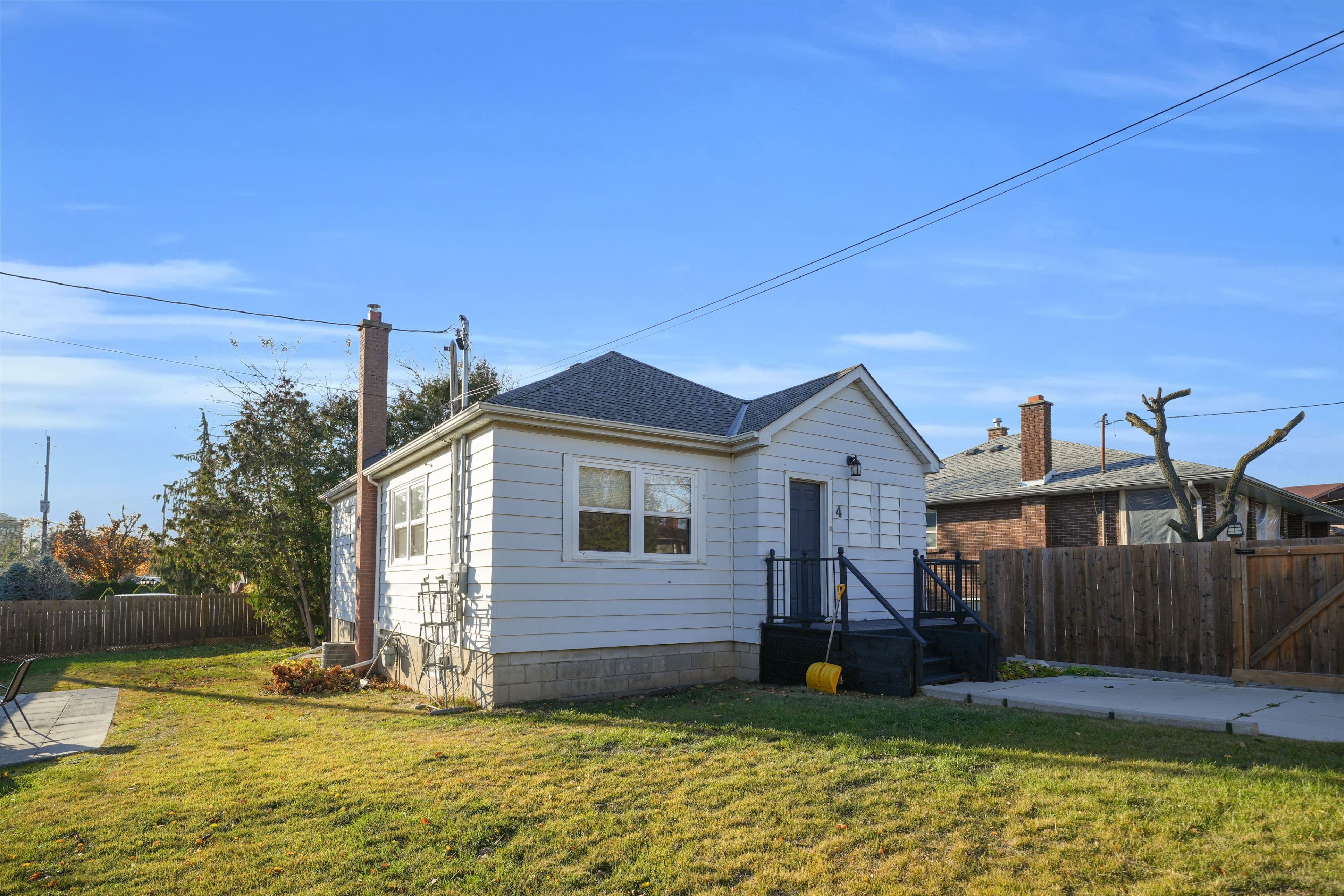 4 Larchmere Avenue, Toronto W05, ON M9L 2N1