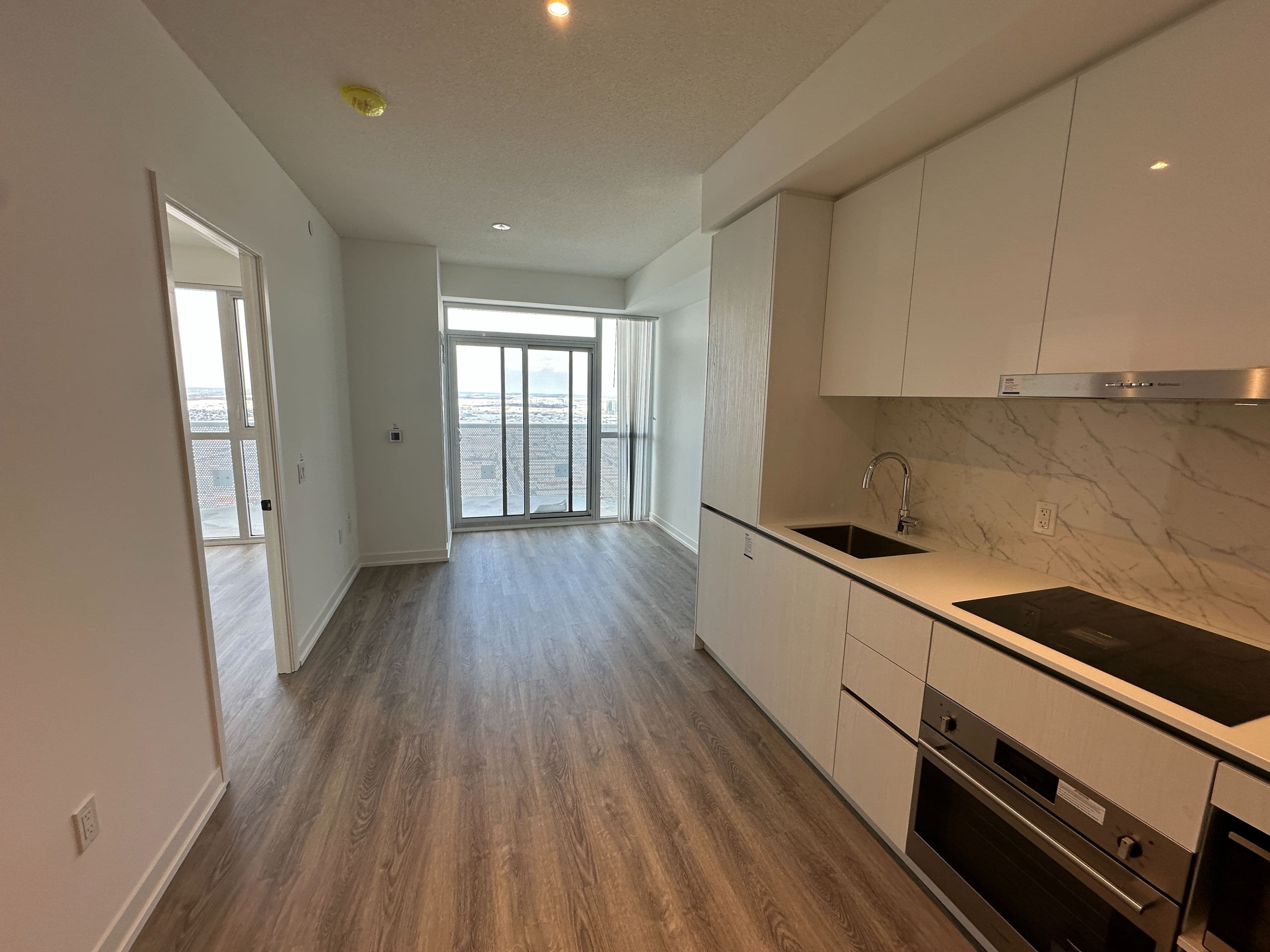 8 Interchange Way 5703, Vaughan, ON L4K 5Z7