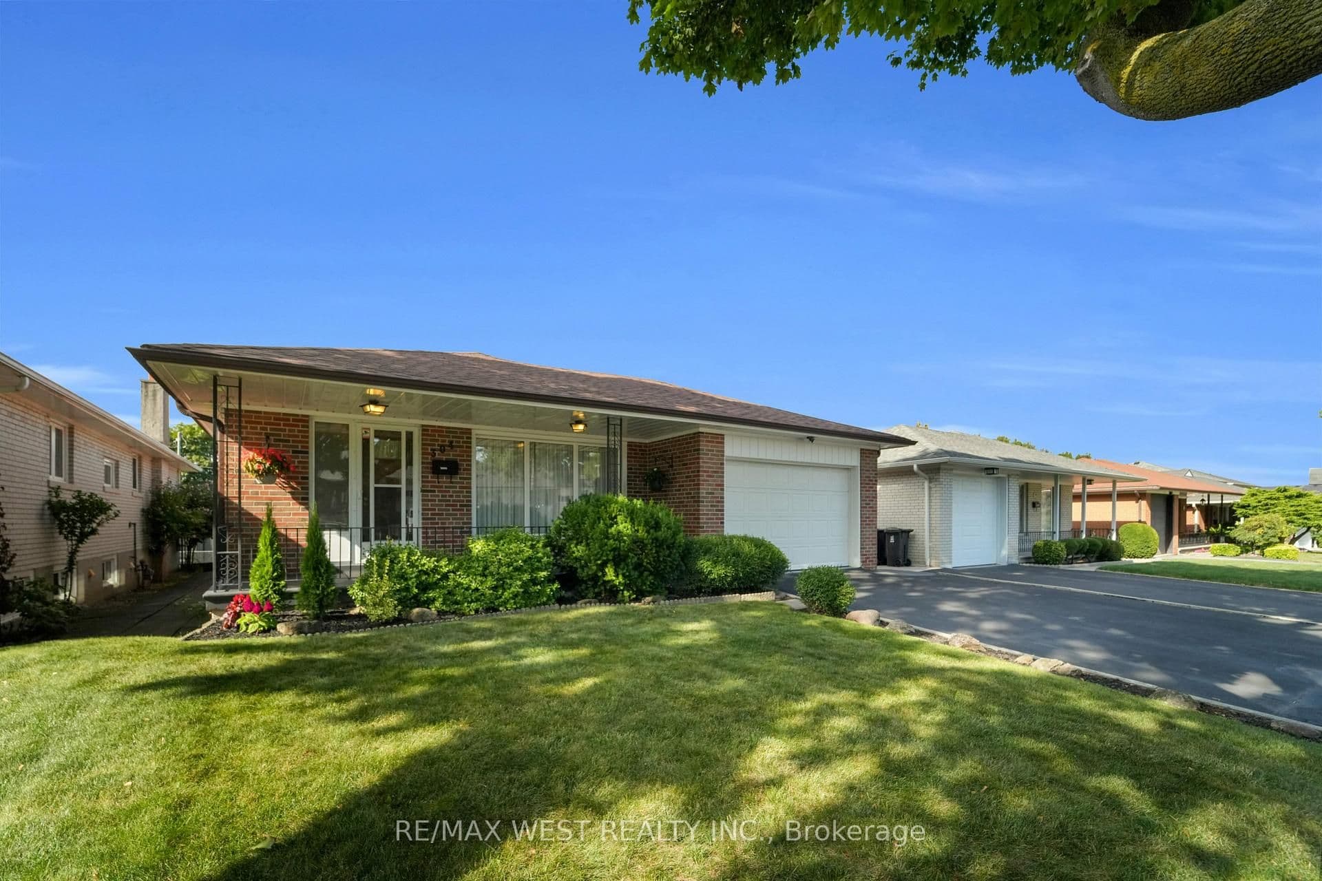 304 La Rose Avenue, Toronto W09, ON M9P 1B9