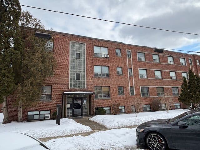 11 Anglesey Boulevard 302, Toronto W08, ON M9A 3B2