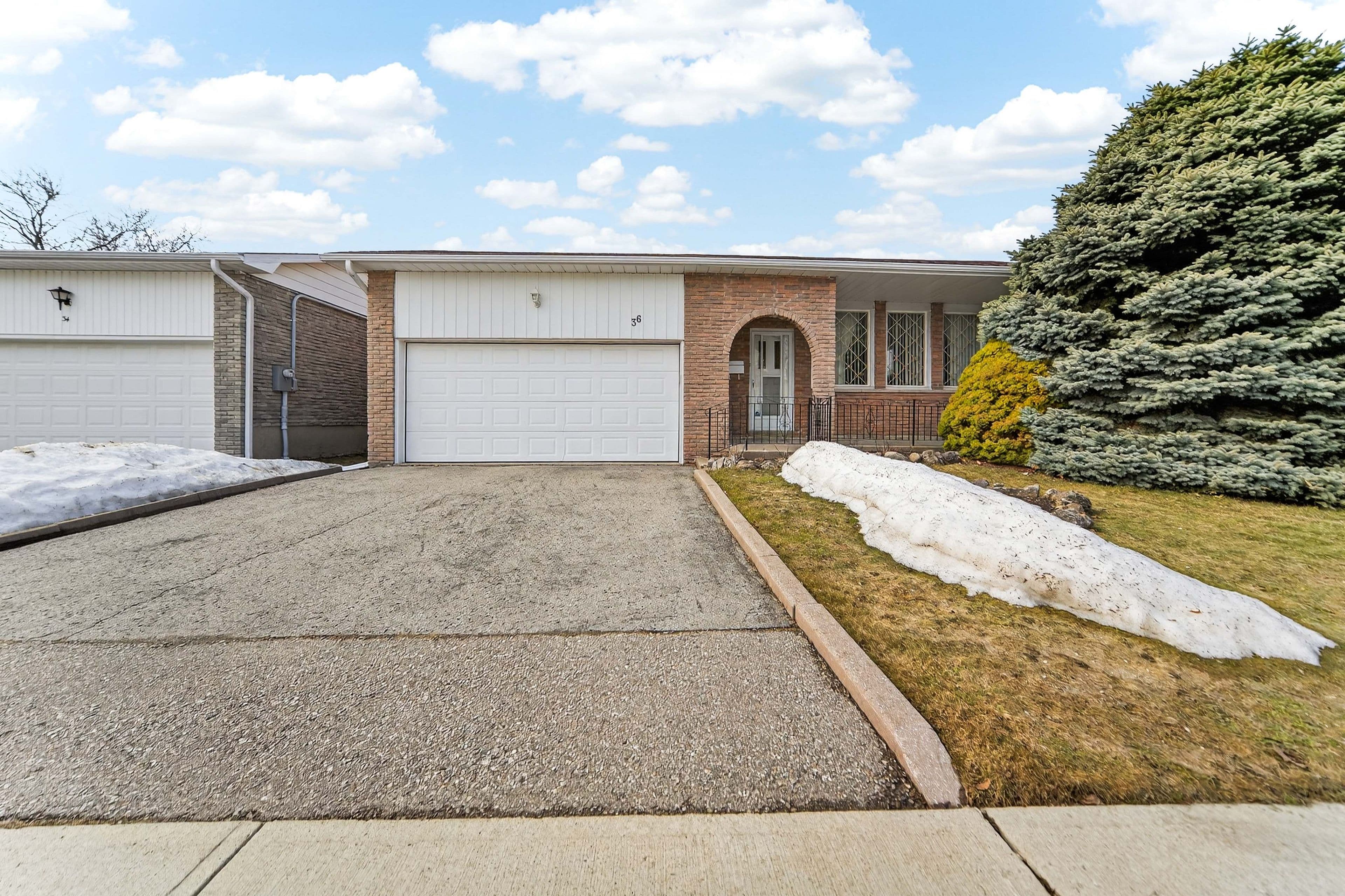 36 Lawnmere Crescent, Toronto E07, ON M1S 2T3