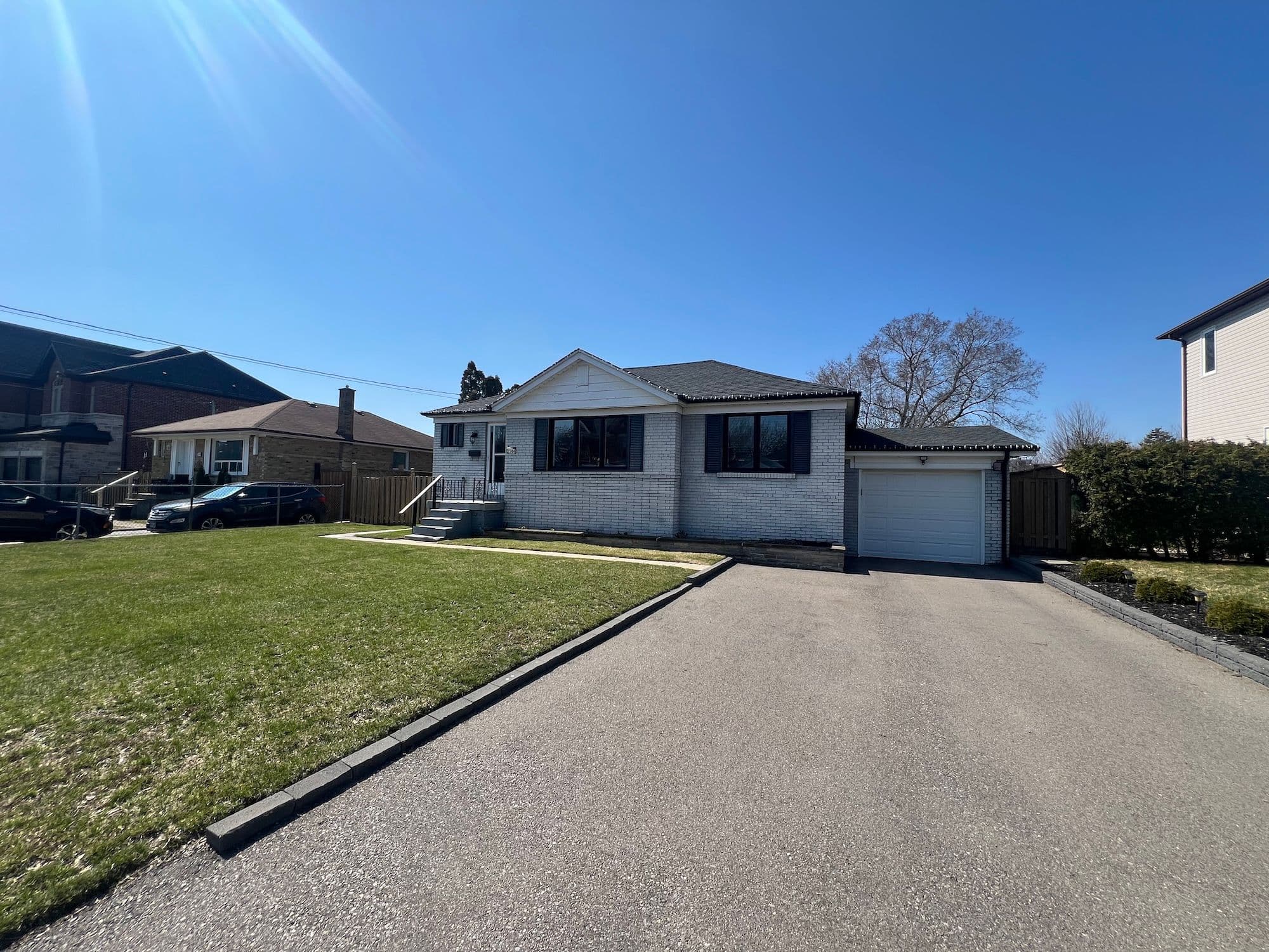 2504 Donnavale Drive, Mississauga, ON L5A 2N1