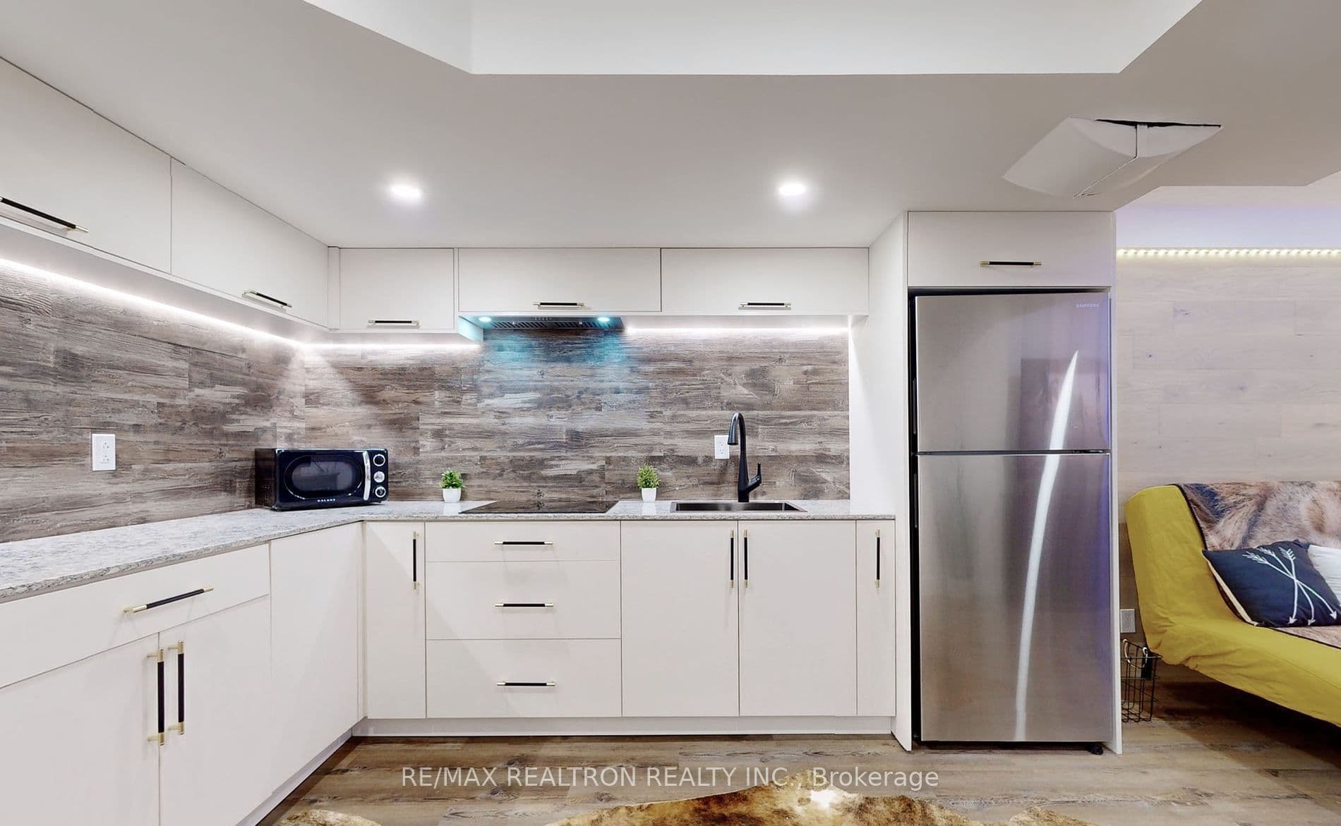 83 Banbrooke Crescent, Newmarket, ON L3X 2W9