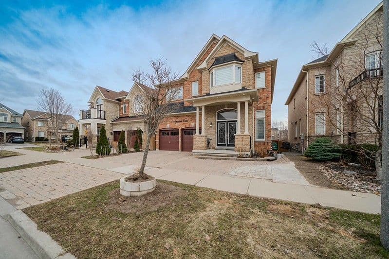 4 Aquilina Court, Ajax, ON L1Z 0E5