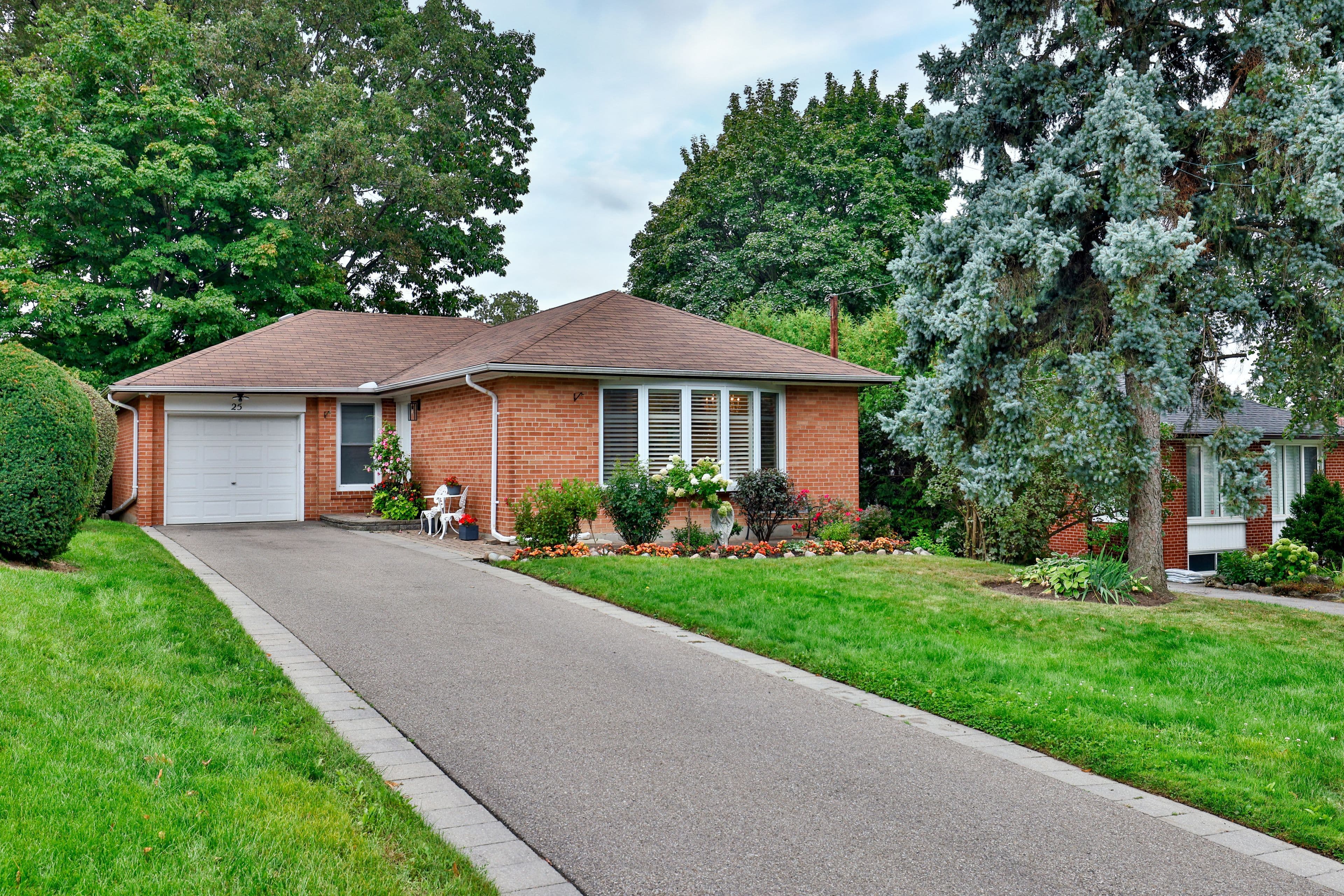 25 Fenelon Drive, Toronto C13, ON M3A 3K2